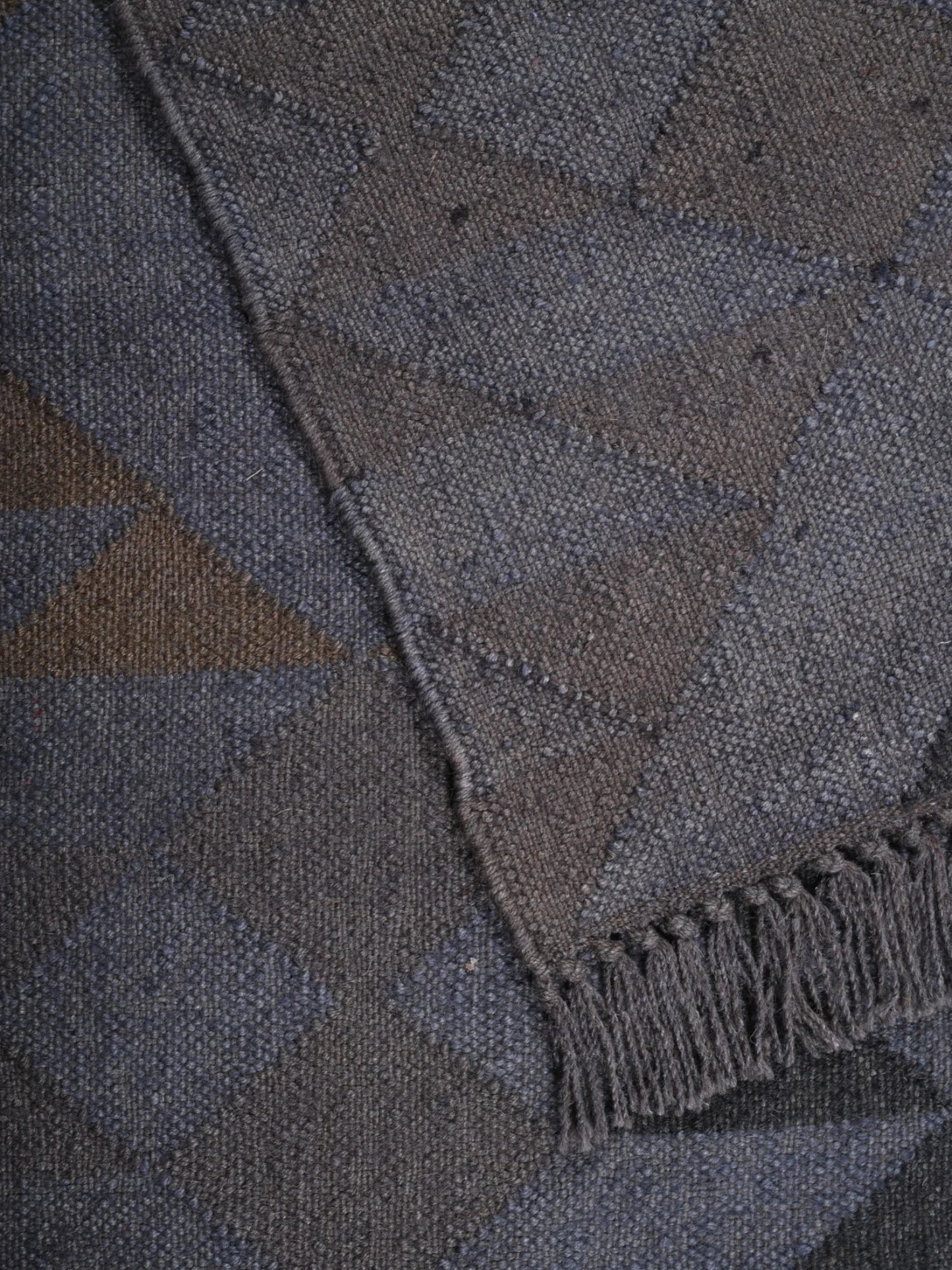 Detalle de alfombras kililm pasillo 150x240  negro  necha a mano en fibras naturales