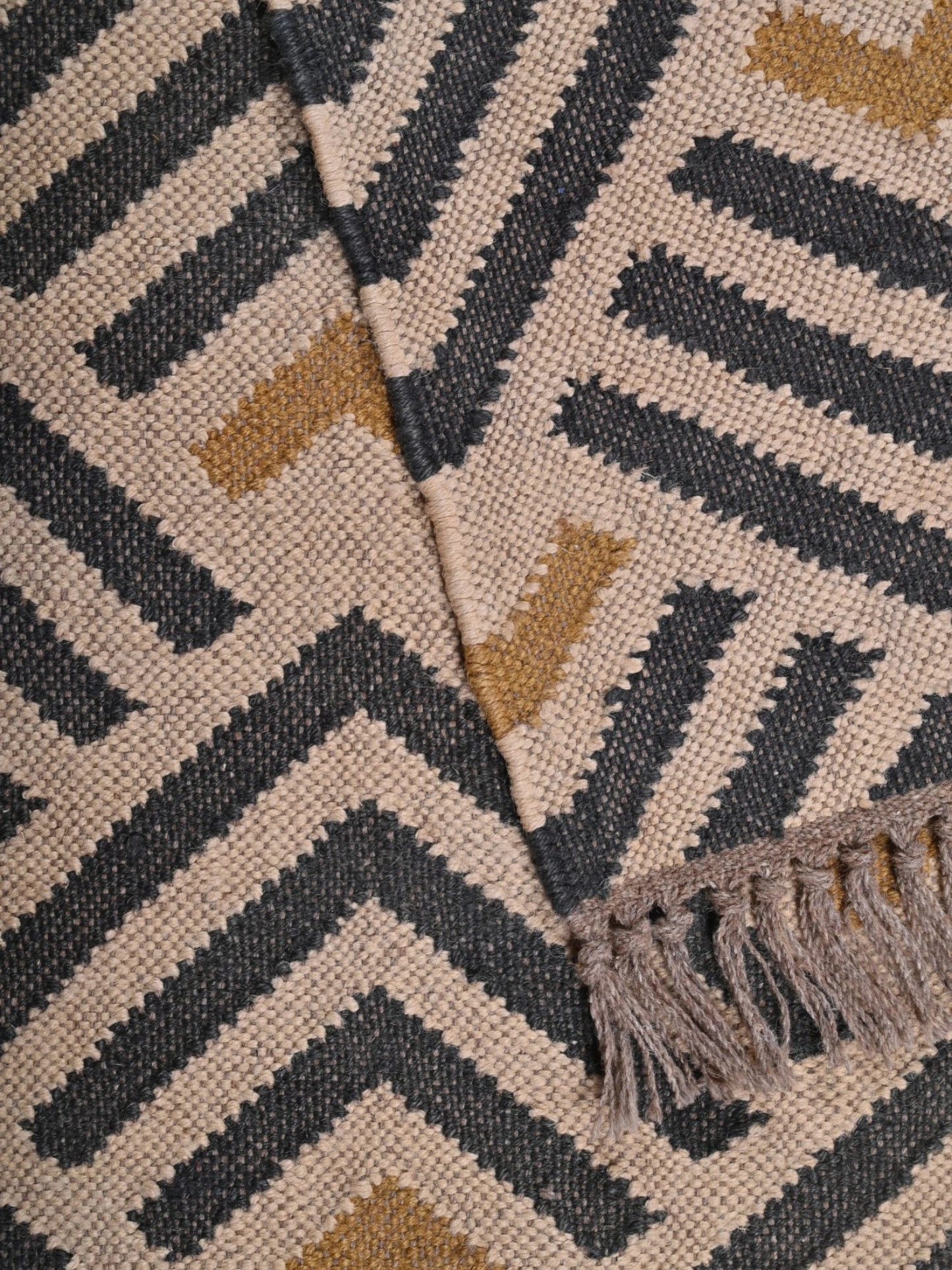 Detalle de alfombras kililm pasillo 150x240  beige negro  necha a mano en fibras naturale