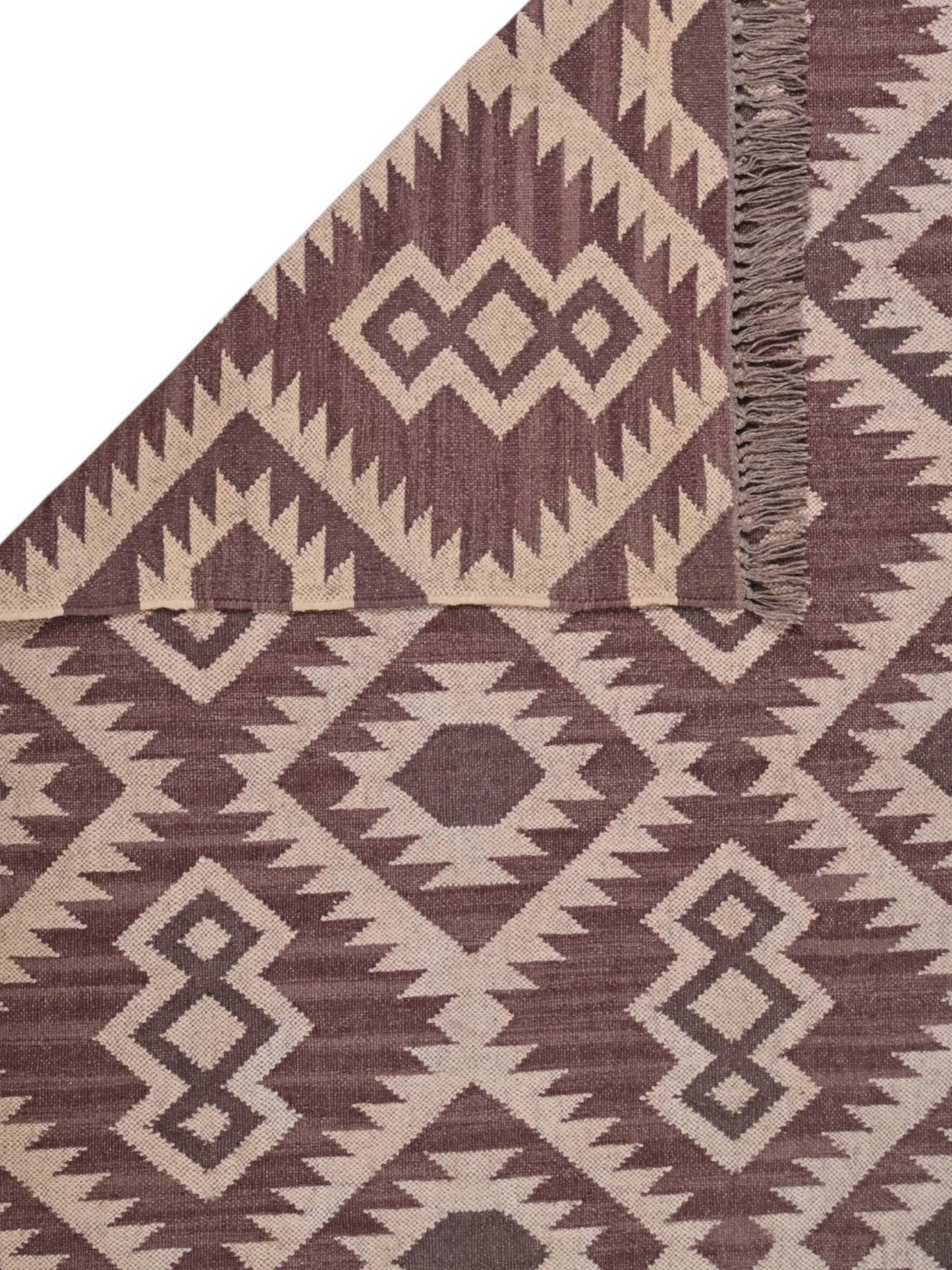 Detalle de alfombras kililm pasillo 150x240 marrón necha a mano en fibras naturales