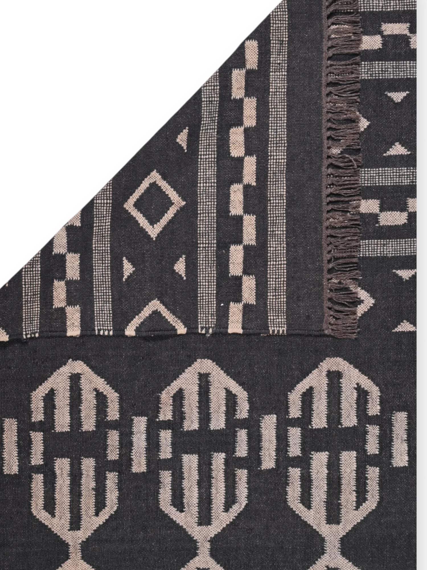 Detalle de alfombras kililm pasillo 150x240  negro necha a mano en fibras naturales