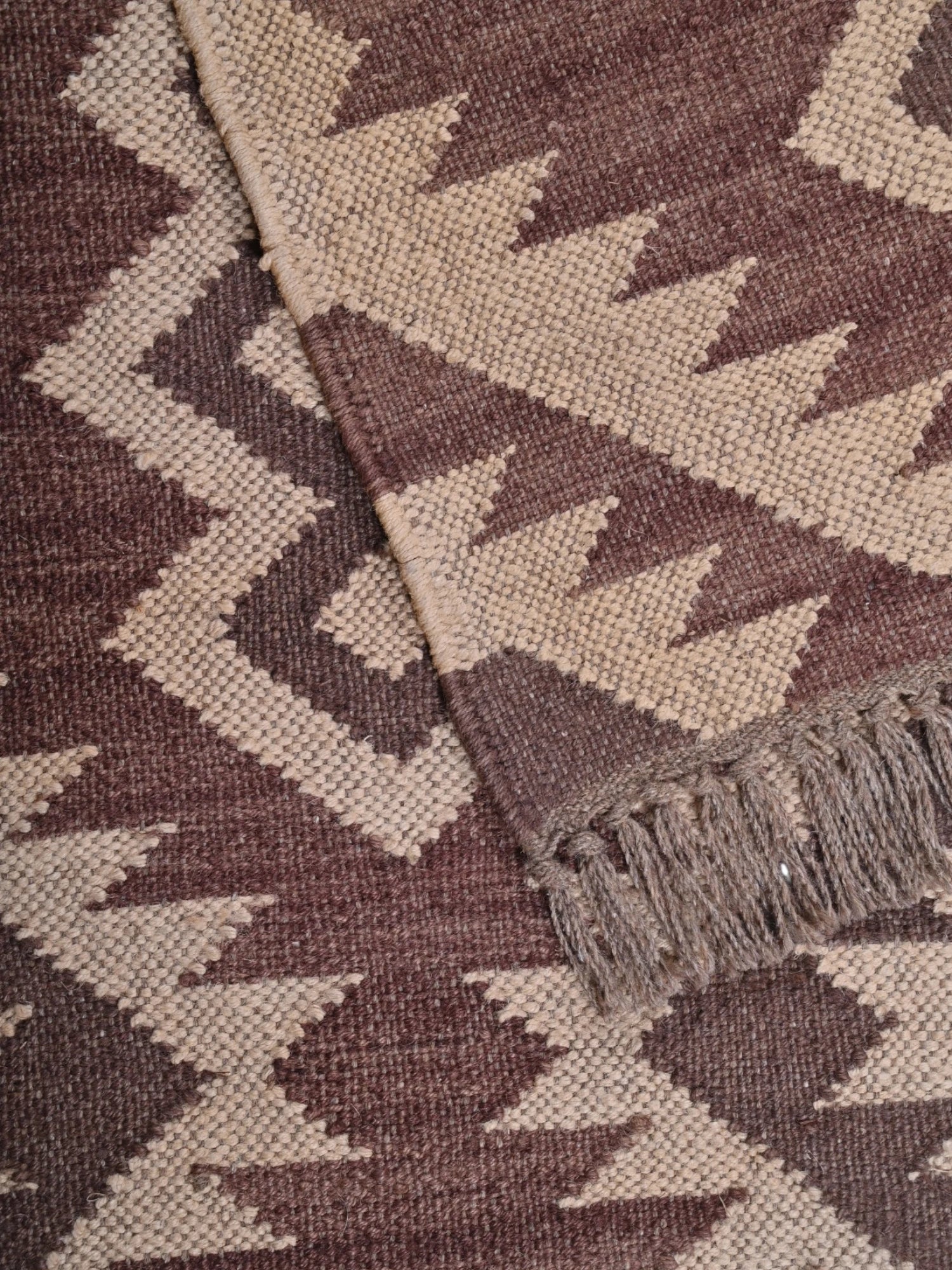 Detalle de alfombras kililm pasillo 150x240 marrón necha a mano en fibras naturales