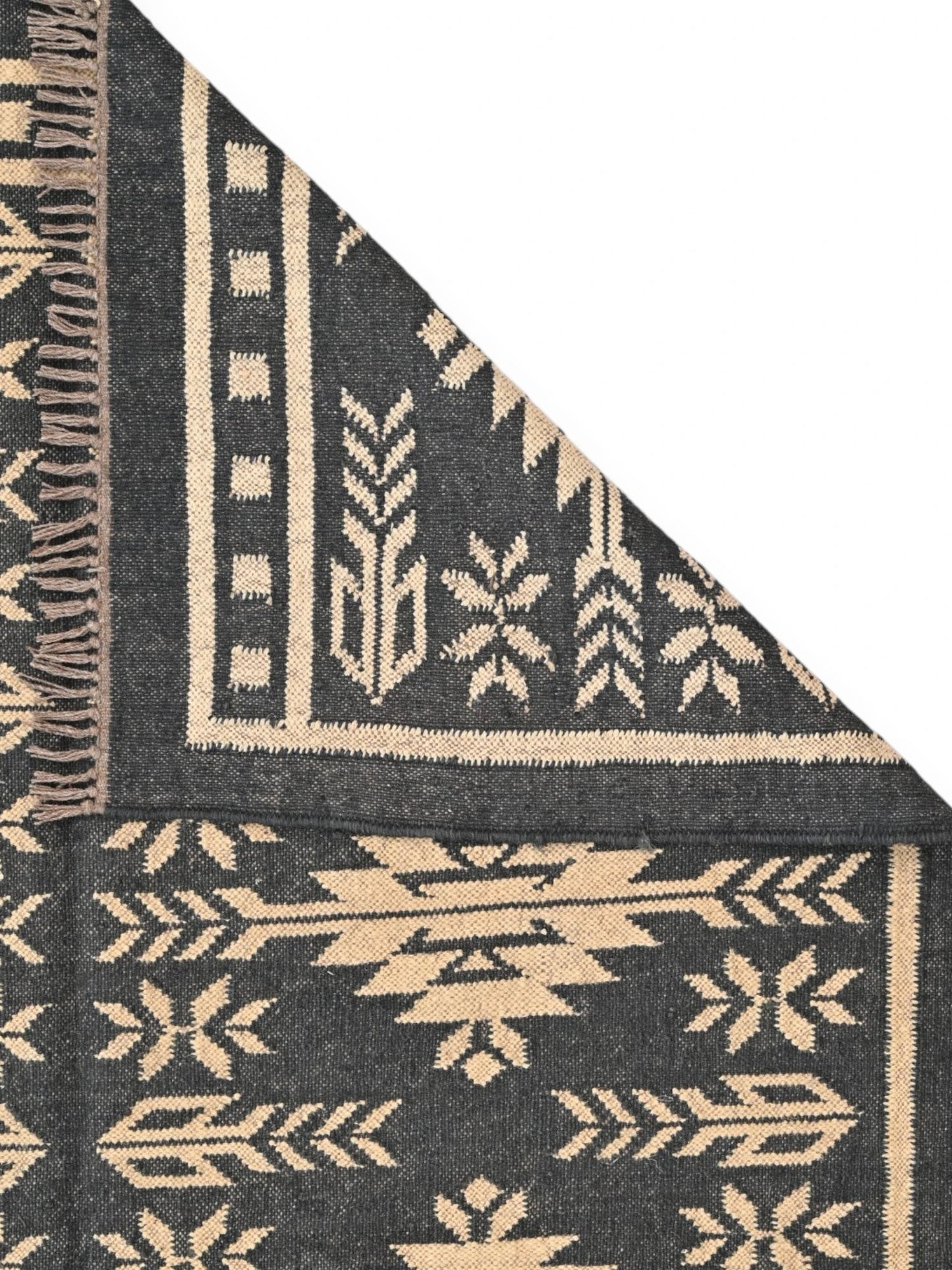 Detalle de alfombras kililm pasillo 150x240 negro beige necha a mano en fibras naturales