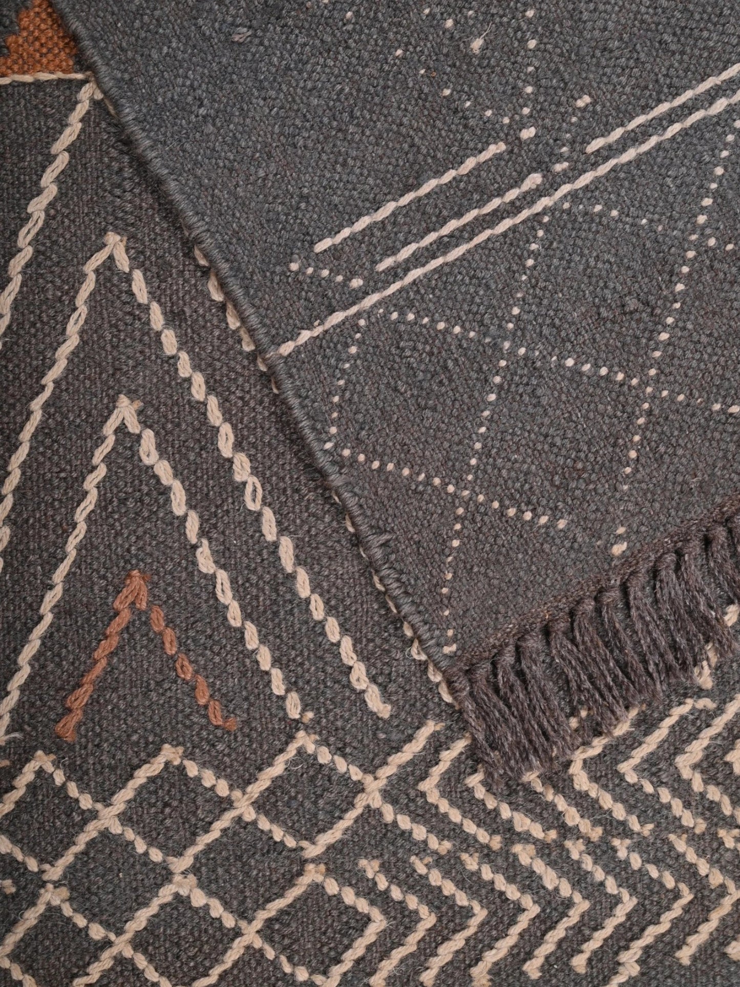 Detalle de alfombras kililm pasillo 150x240  negro  necha a mano en fibras naturales