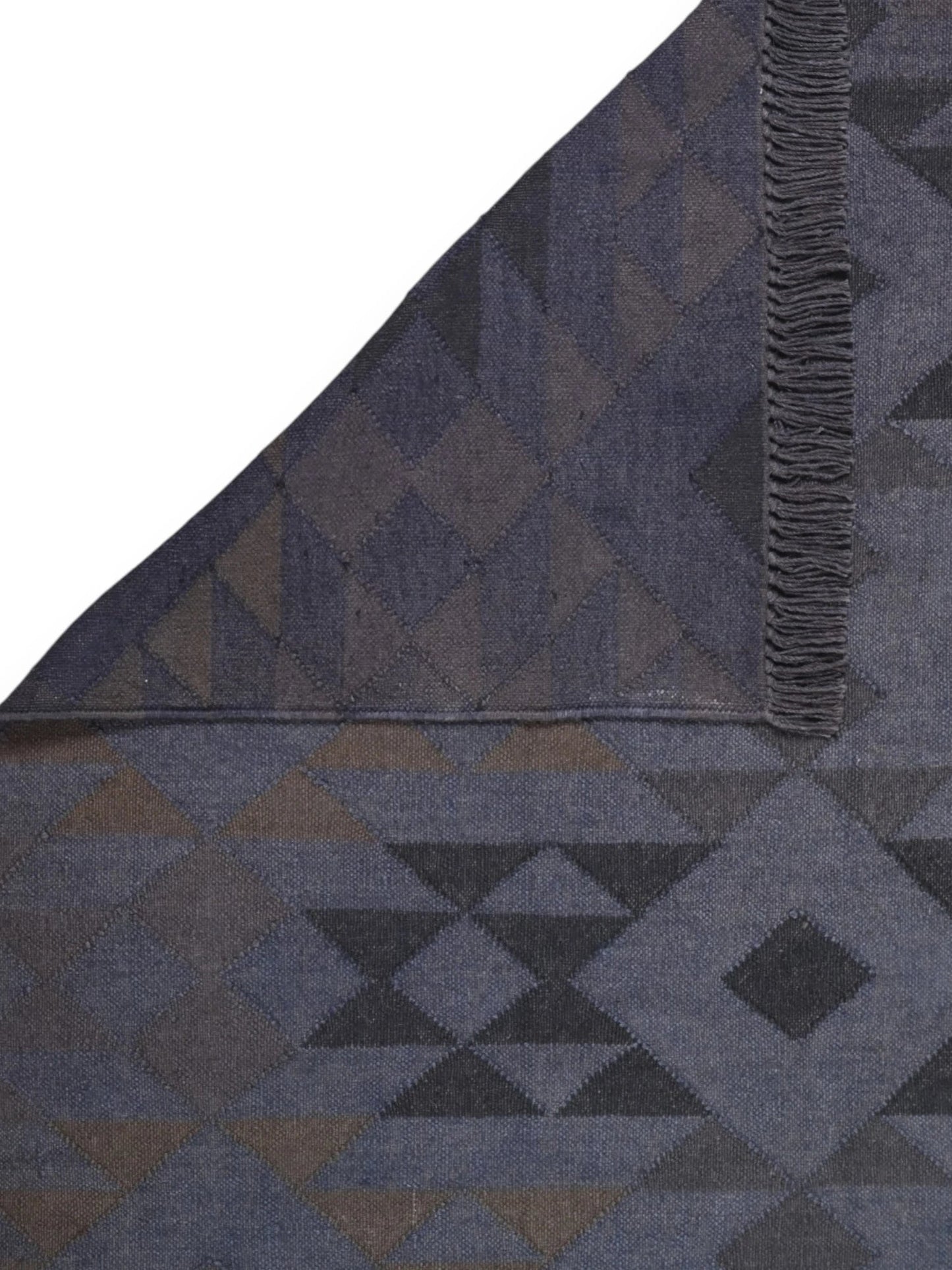 Detalle de alfombras kililm pasillo 150x240  negro  necha a mano en fibras naturales