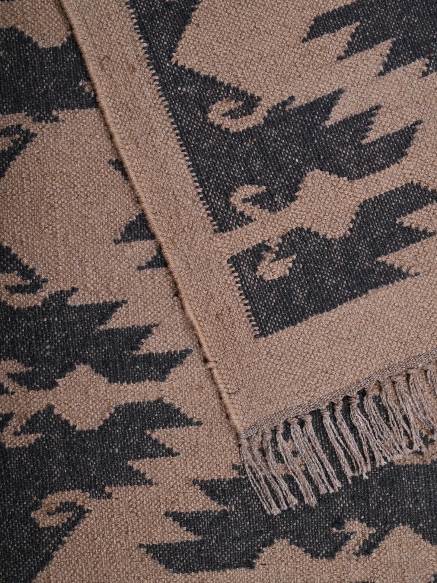 Detalle de alfombras kililm pasillo 150x240 beige negro necha a mano en fibras naturales