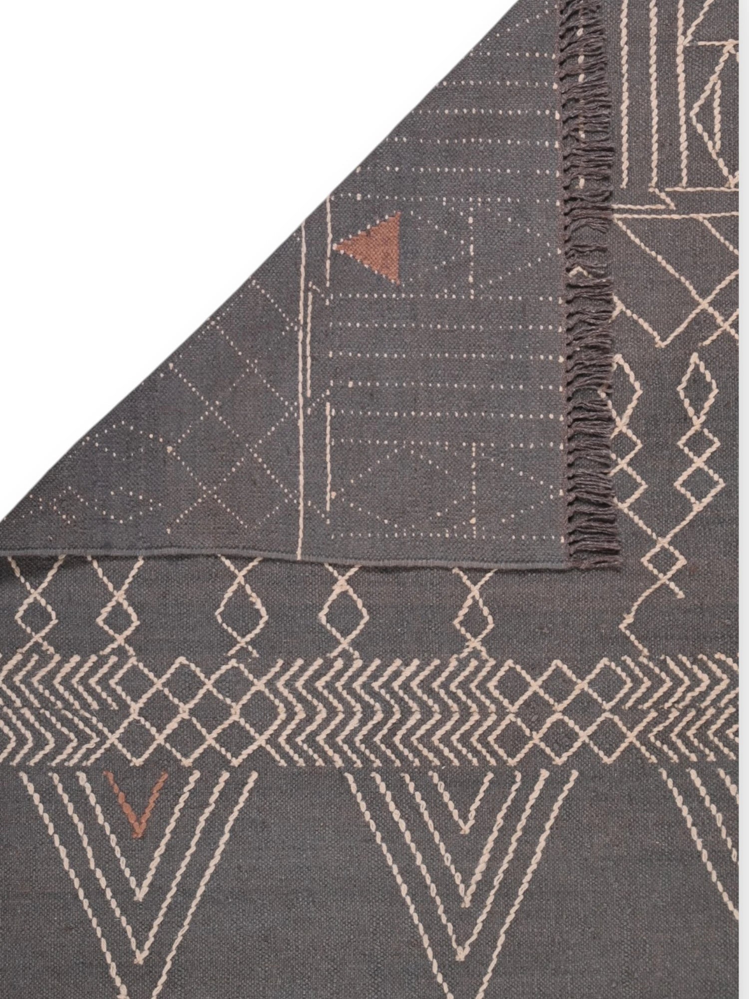 Detalle de alfombras kililm pasillo 150x240  negro  necha a mano en fibras naturales
