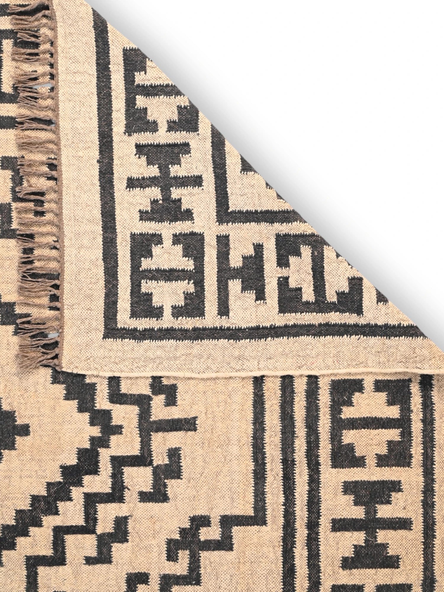 Detalle de alfombras kililm pasillo 180x270 negro beige necha a mano en fibras naturales