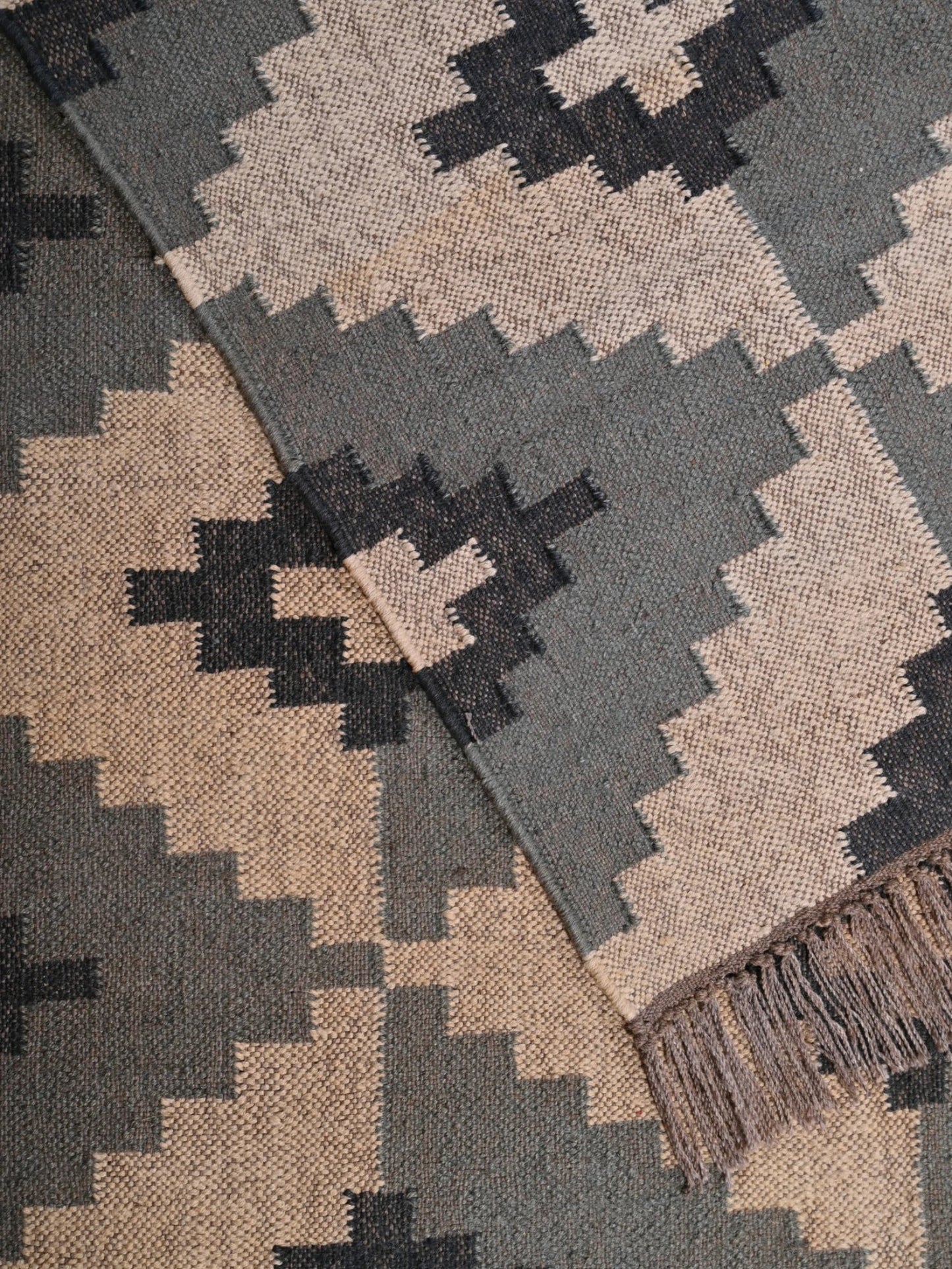 Detalle de alfombras kililm pasillo 240x300 multicolor necha a mano en fibras naturales