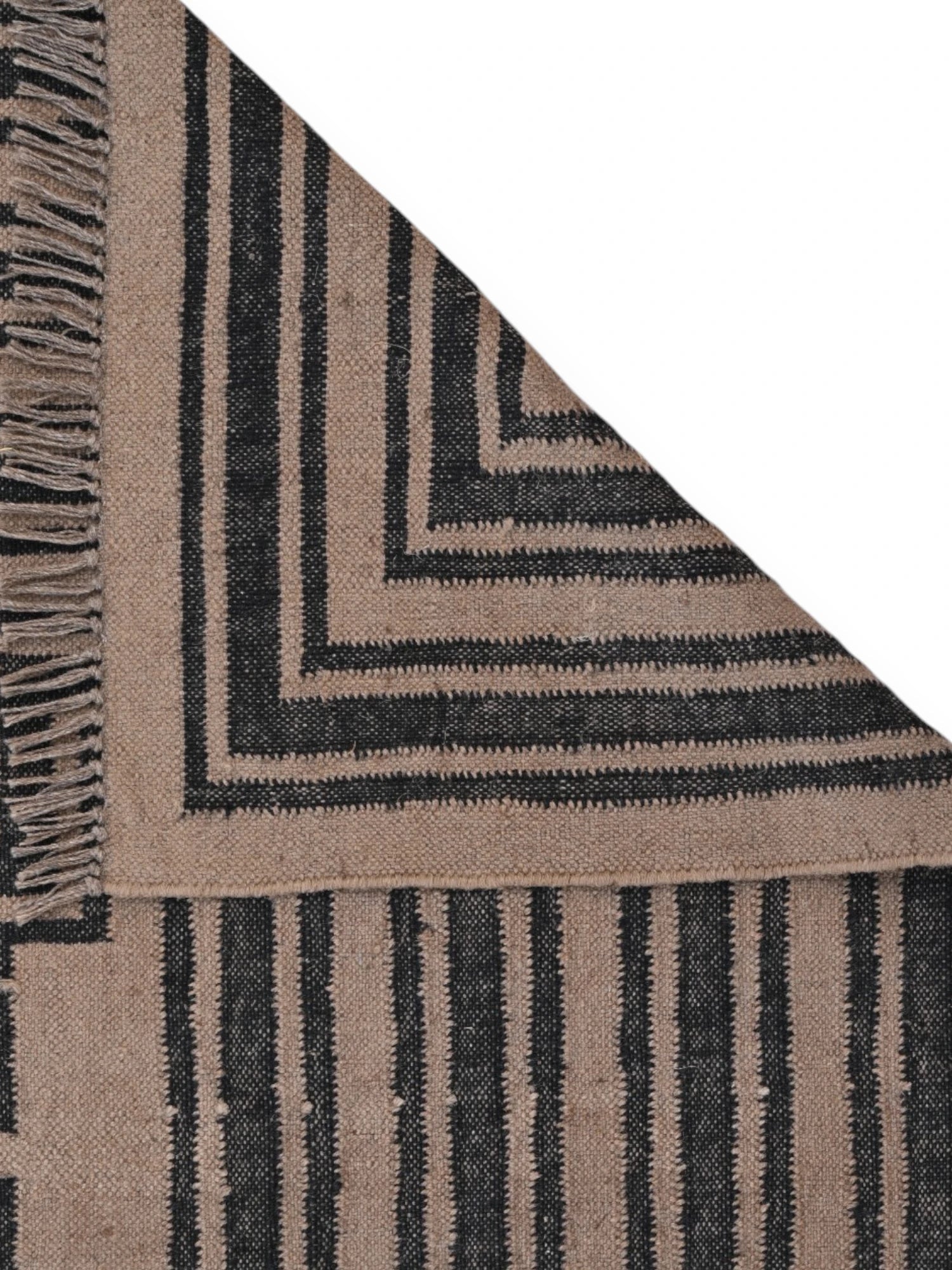 Detalle de alfombras kililm pasillo  240x300  negro marrón necha a mano en fibras naturales