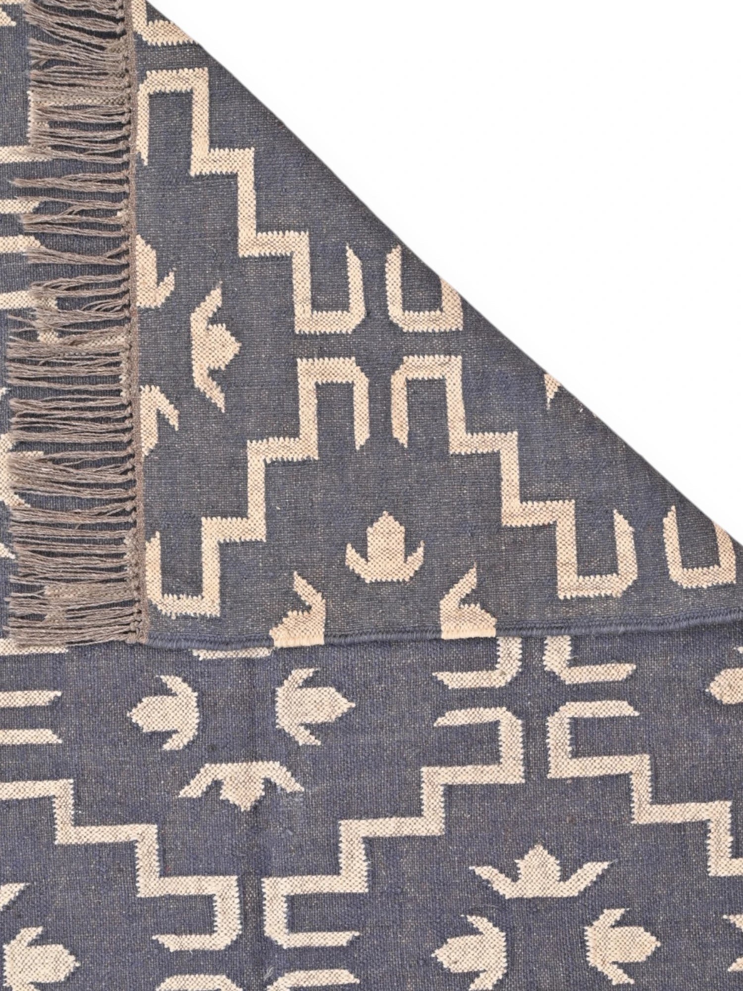 Detalle de alfombras kililm pasillo  240x300  negro necha a mano en fibras naturales