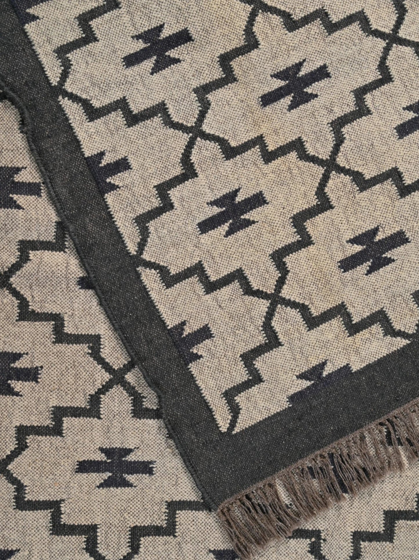 Detalle de alfombras kililm pasillo 265x440 marrón necha a mano en fibras naturales