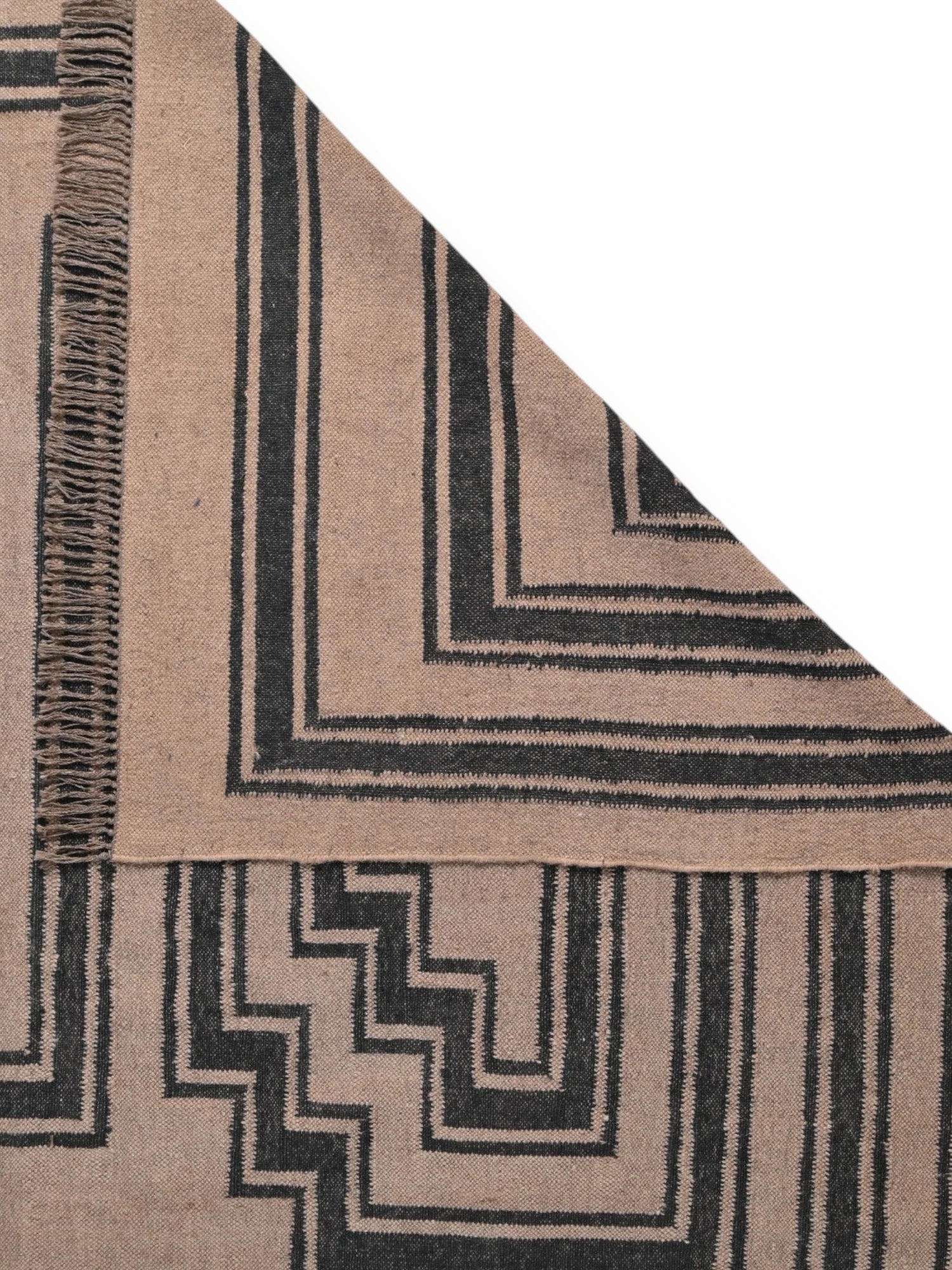 Detalle de alfombras kililm pasillo 300x360 marrón necha a mano en fibras naturales