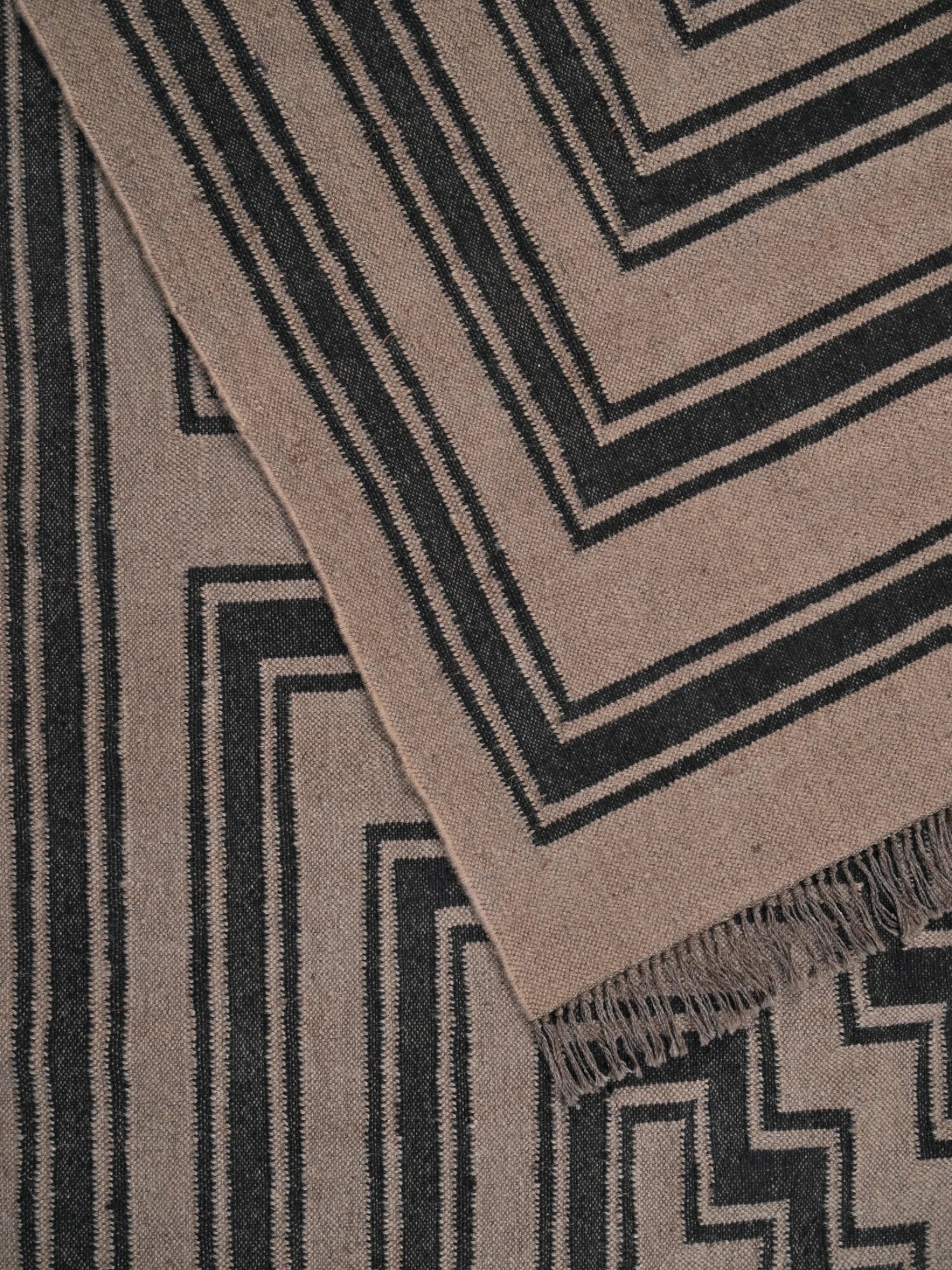 Detalle de alfombras kililm pasillo 300x360 marrón necha a mano en fibras naturales