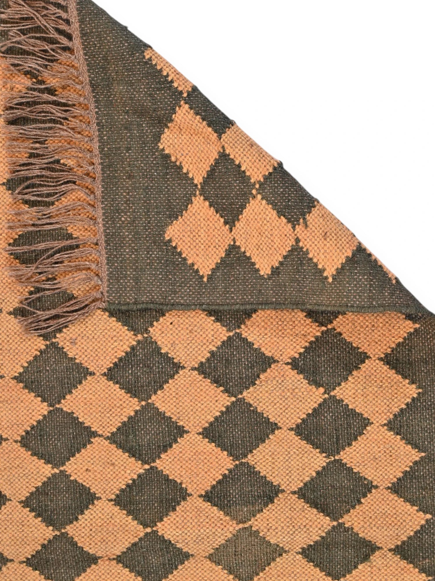 Detalle de alfombras kililm pasillo 60x150 marrón necha a mano en fibras naturales