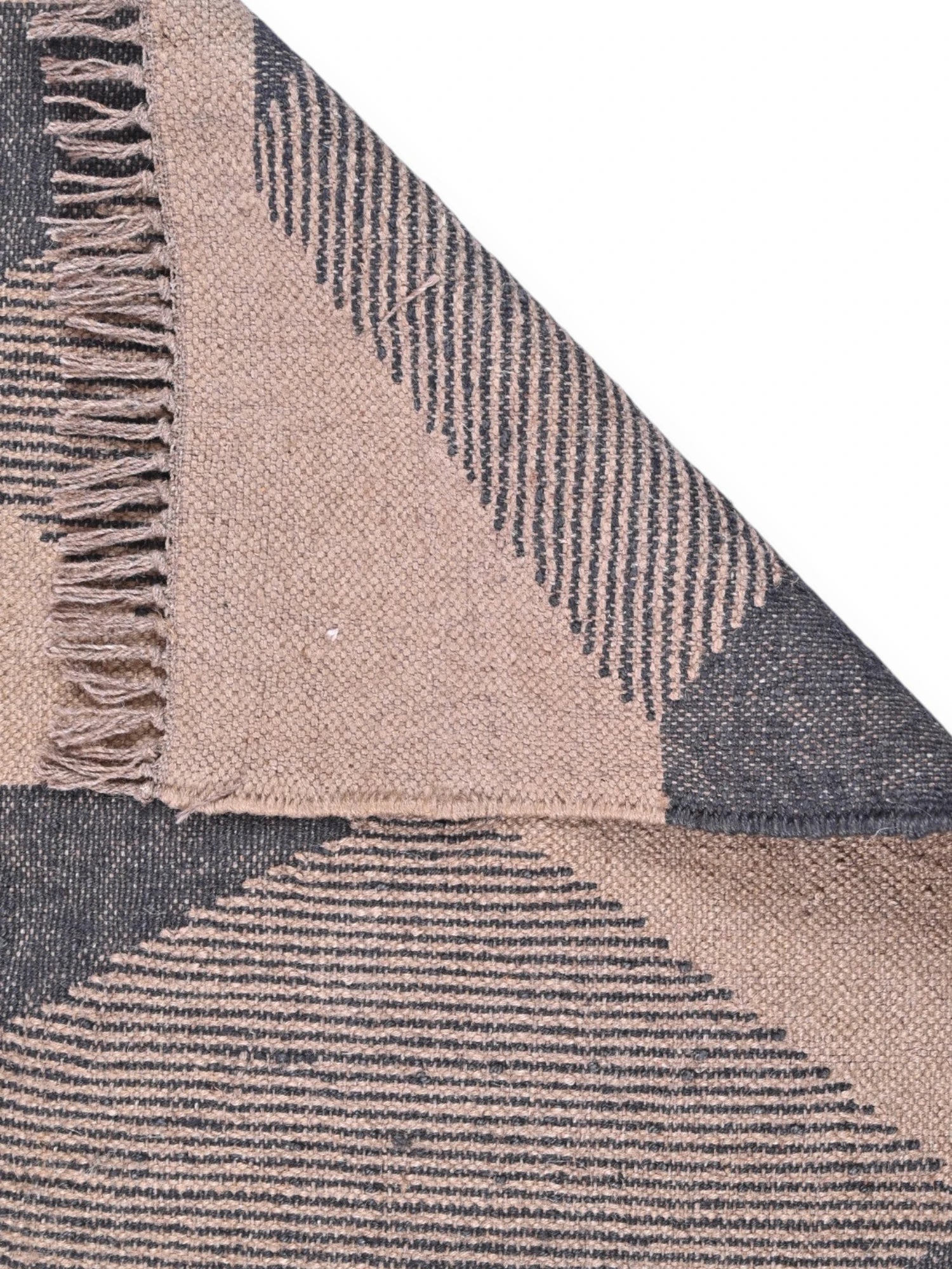 Detalle de alfombras kililm pasillo 60x150 negro beige necha a mano en fibras naturales