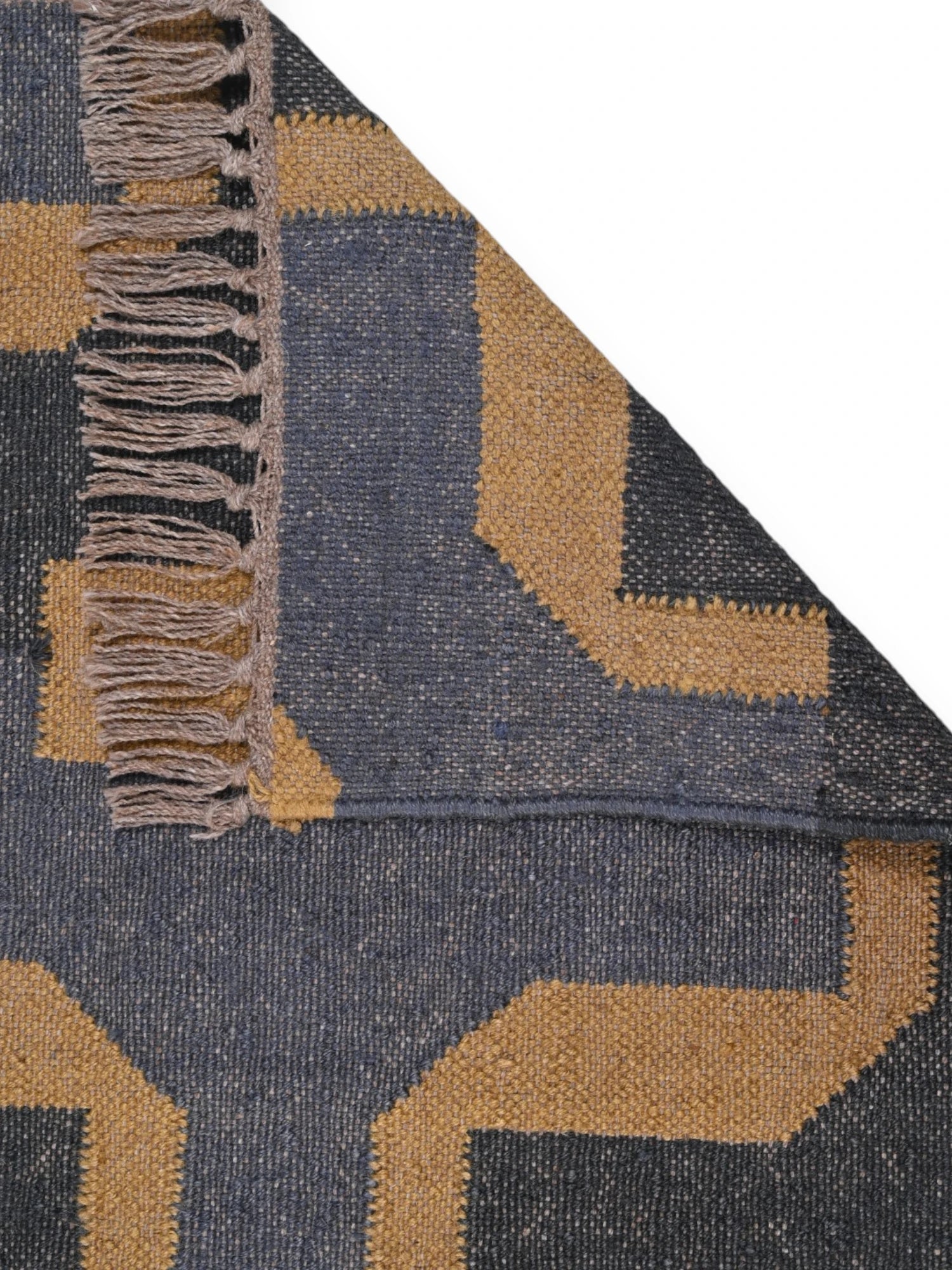 Detalle de alfombra kilim pasillo 60x180 Negro y amarillo
 hecha a mano en fibras naturales