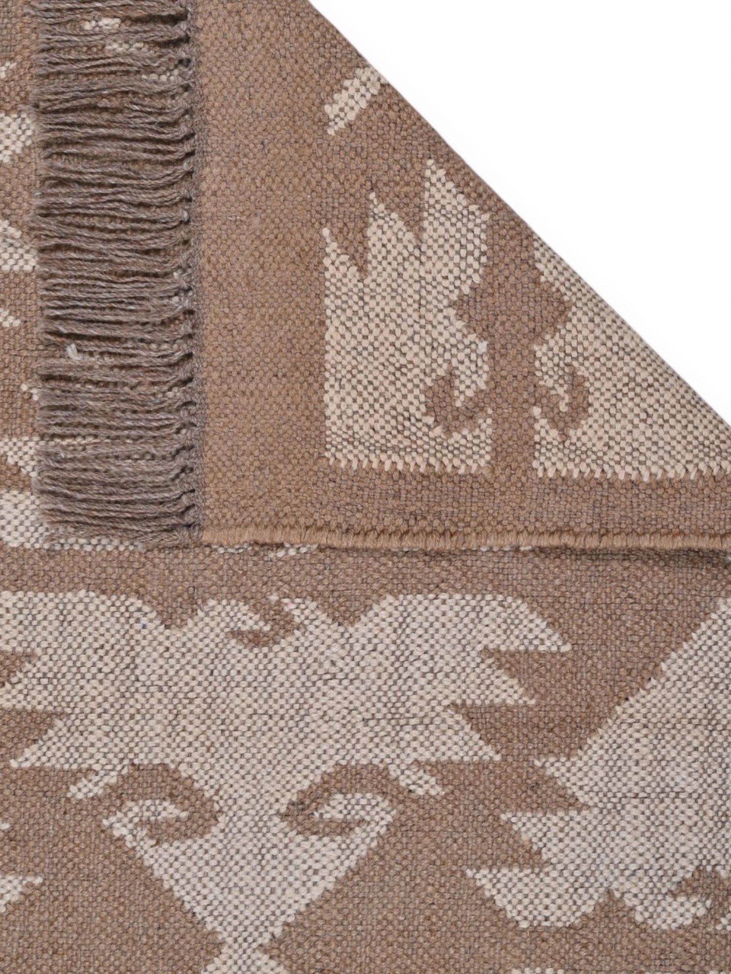 Detalle de alfombra kilim pasillo 60x180 marrón hecha a mano en fibras naturales