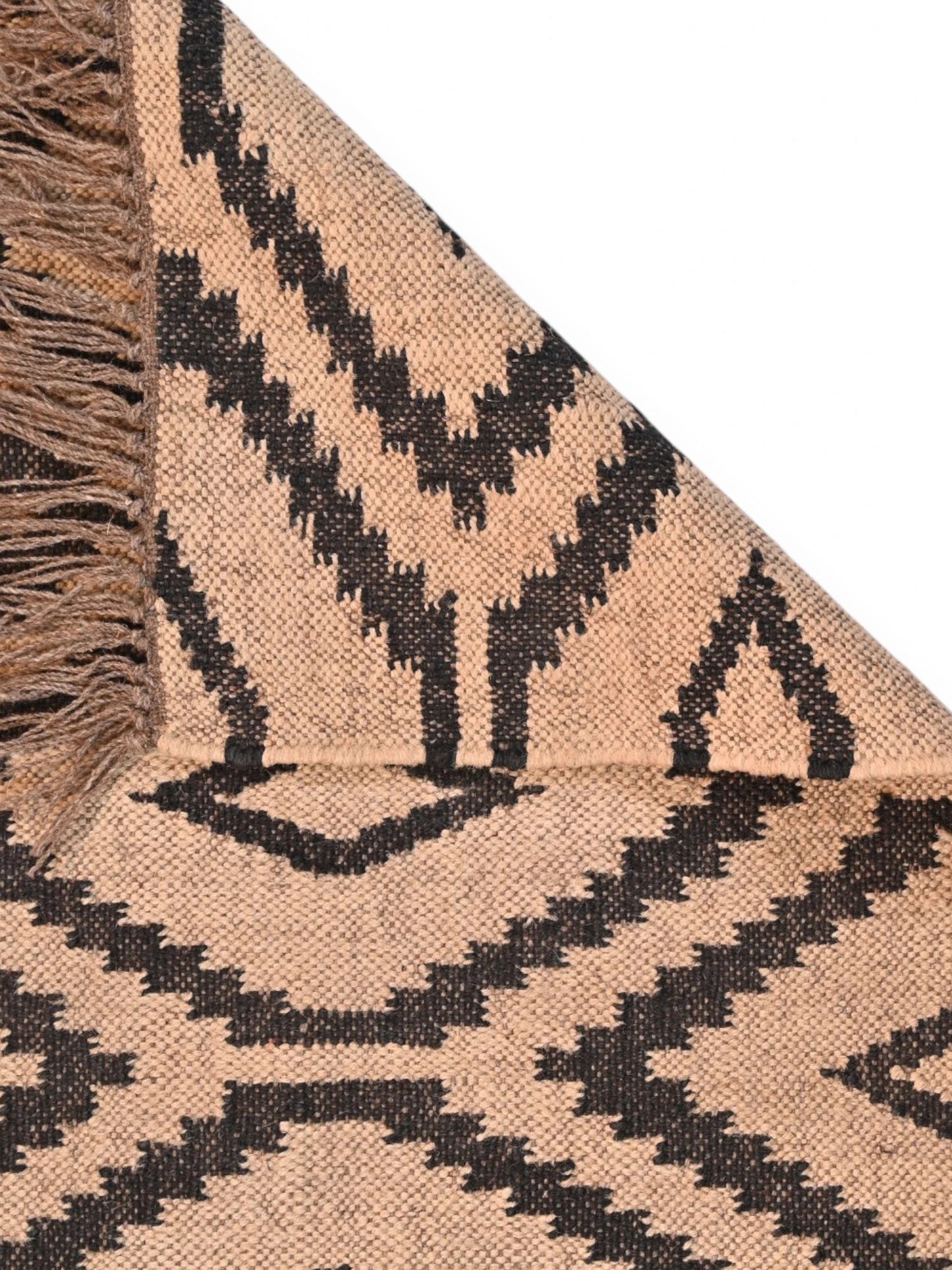 Detalle de alfombras kililm pasillo 60x180 beige negro necha a mano en fibras naturales