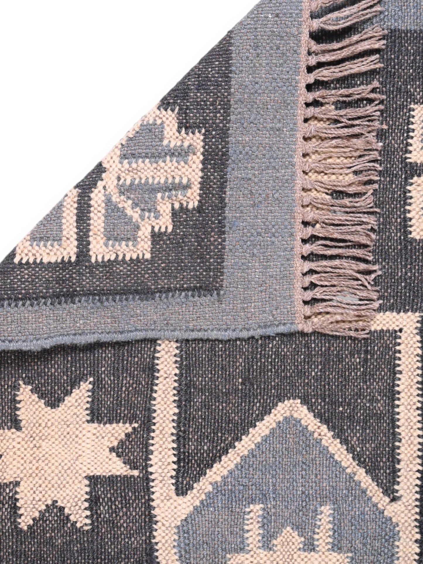 Detalle de alfombra kilim pasillo 60x180 negro, beige hecha a mano en fibras naturales