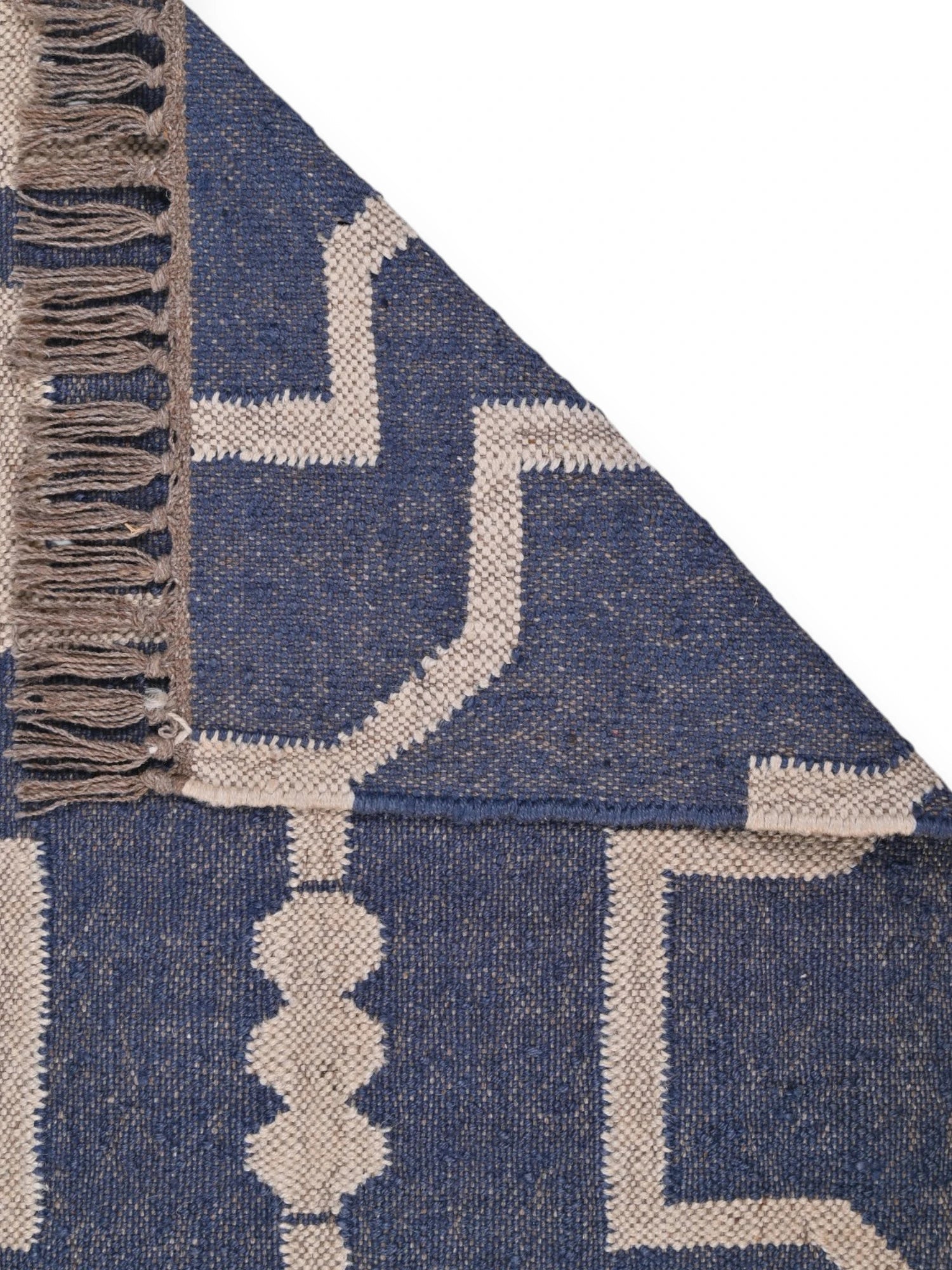 Detalle de alfombra kilim pasillo 60x180 negro hecha a mano en fibras naturales