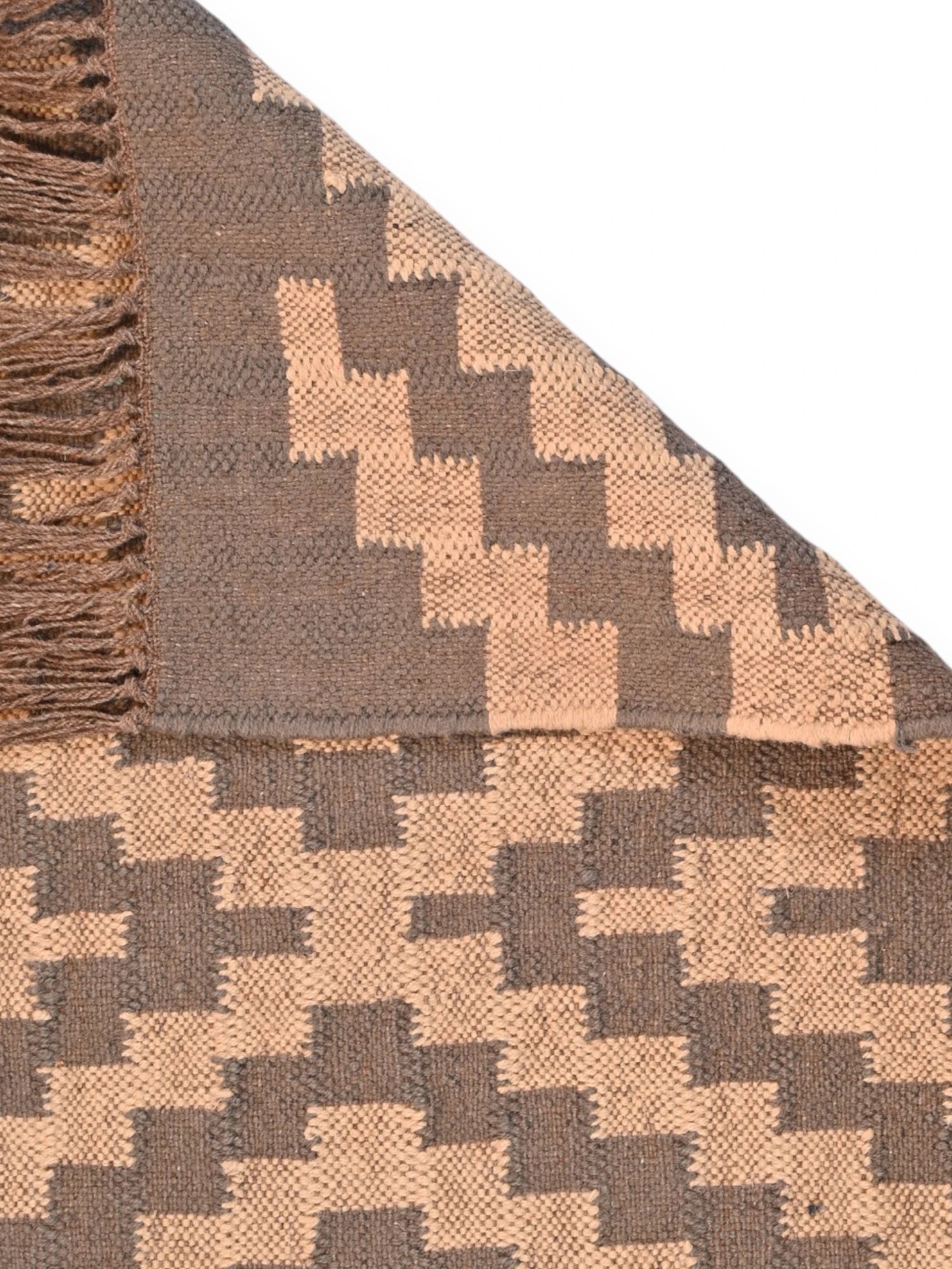 Detalle de alfombras kililm pasillo 60x180 marrón necha a mano en fibras naturales