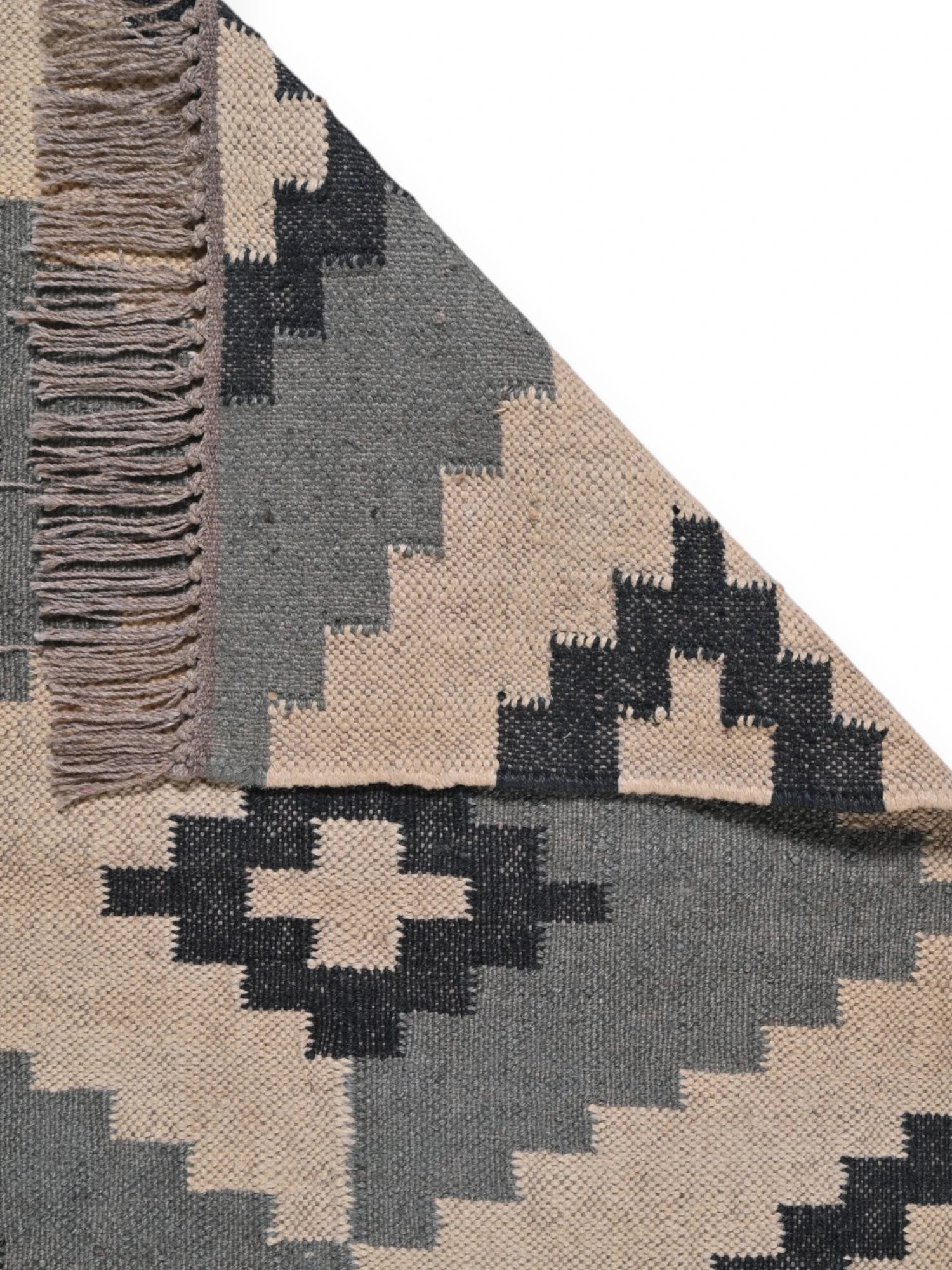 Detalle de alfombra kilim pasillo 60x360 Gris y negro hecha a mano en fibras naturales