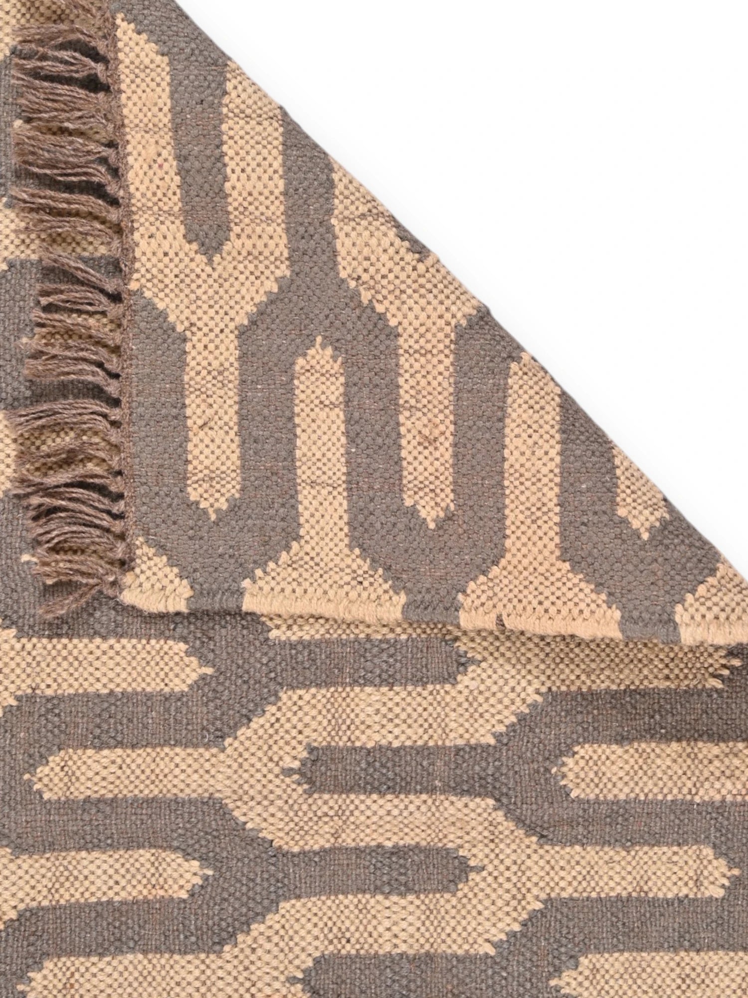 Detalle de alfombra kilim pasillo 60x90 marrón hecha a mano en fibras naturales