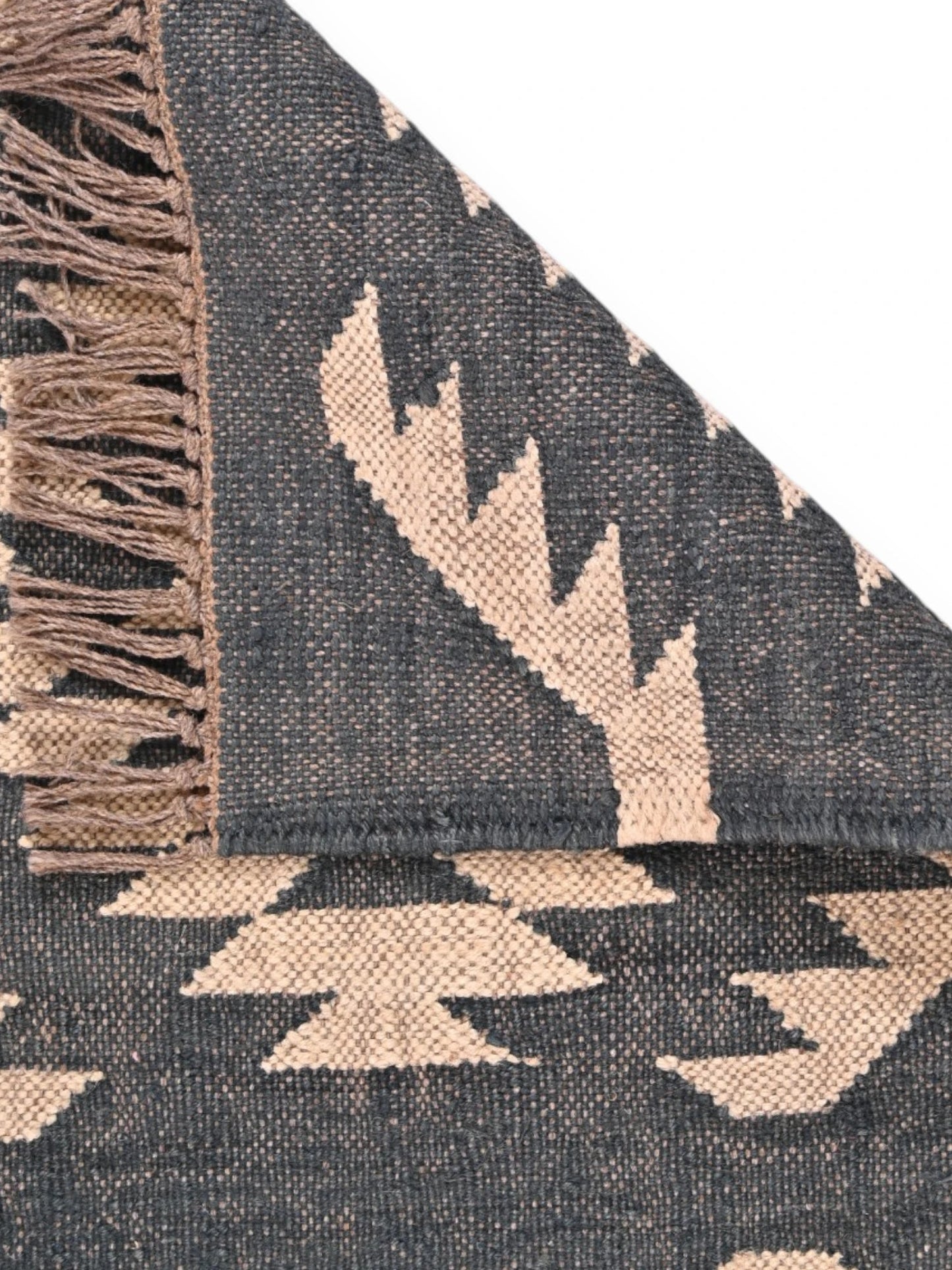 Detalle de alfombras kililm pasillo 60x90 negro crema necha a mano en fibras naturales