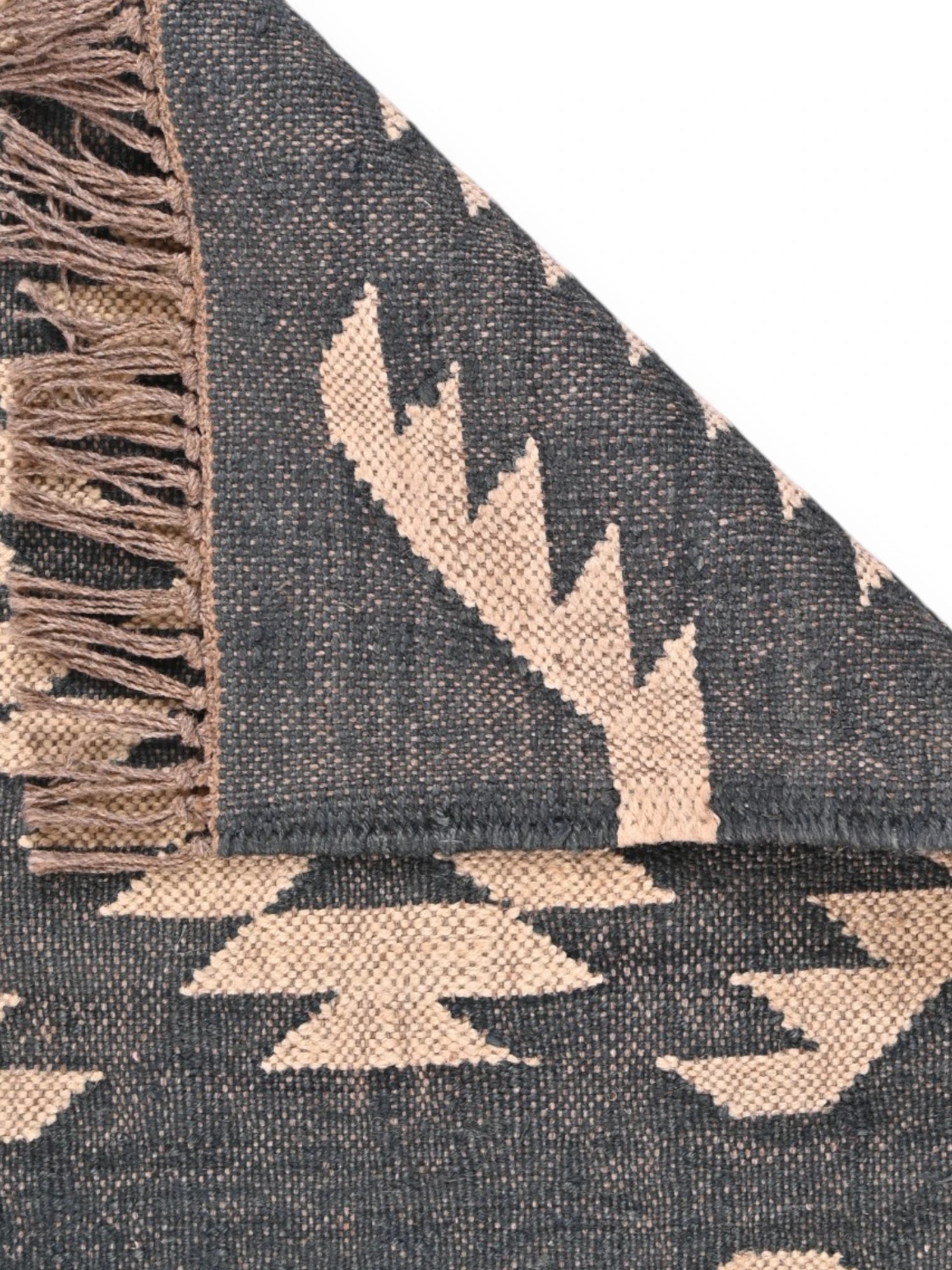 Detalle de alfombras kililm pasillo 60x90 negro crema necha a mano en fibras naturales