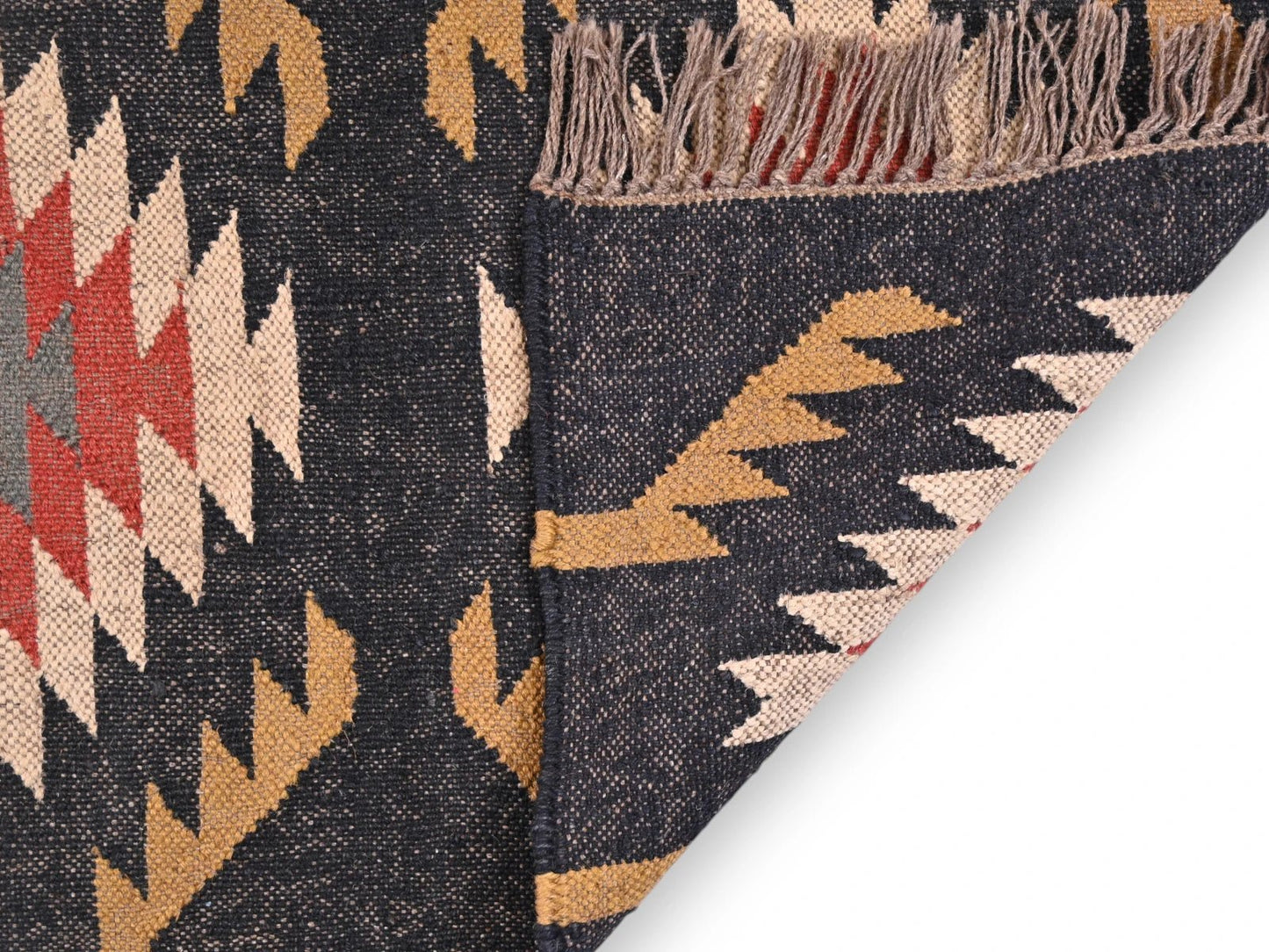 Detalle de alfombra kilim 60x90 multicolor hecha a mano en fibras naturales