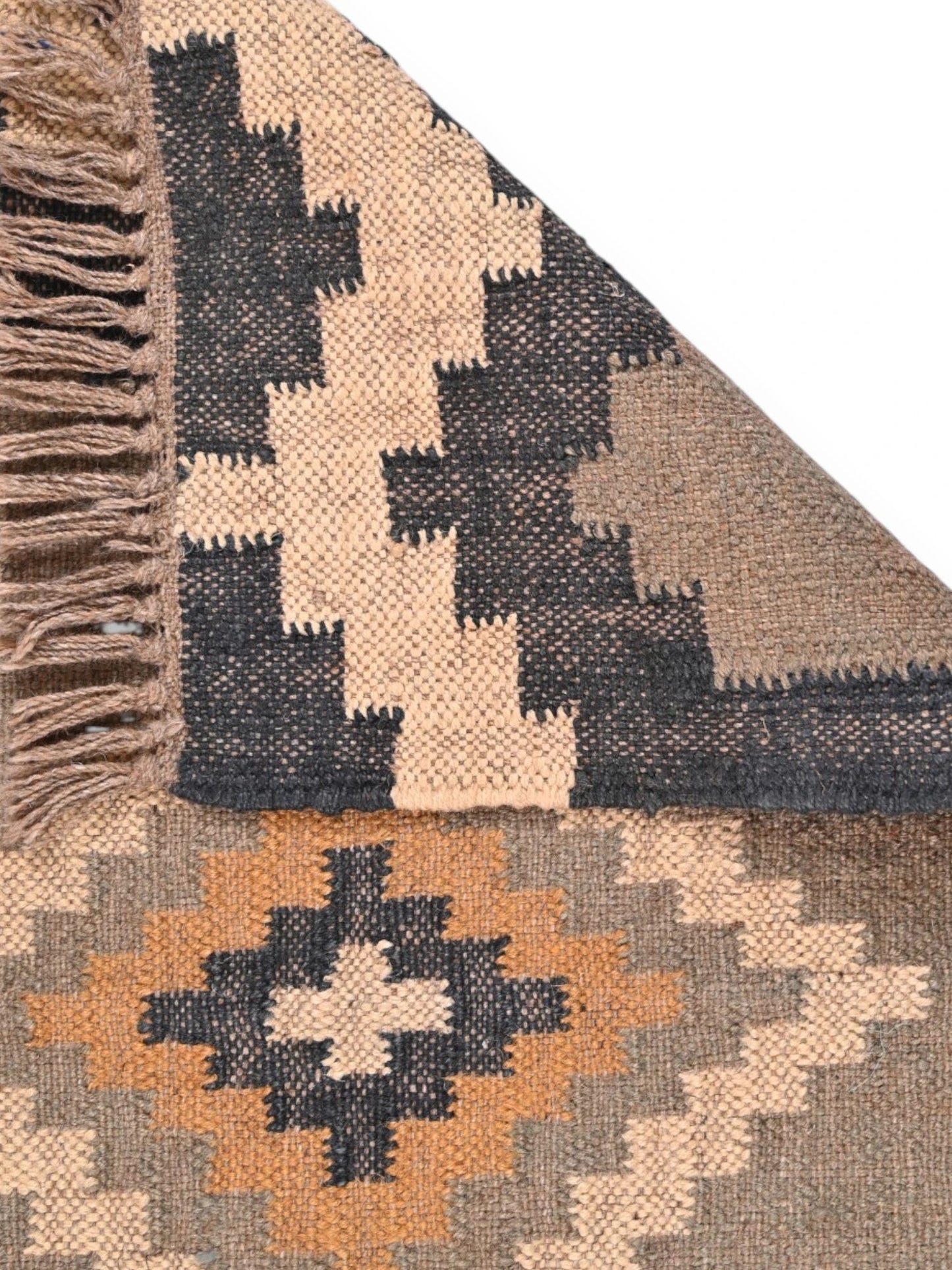 Detalle de alfombras kililm pasillo 60x90 negro crema marrón necha a mano en fibras naturales