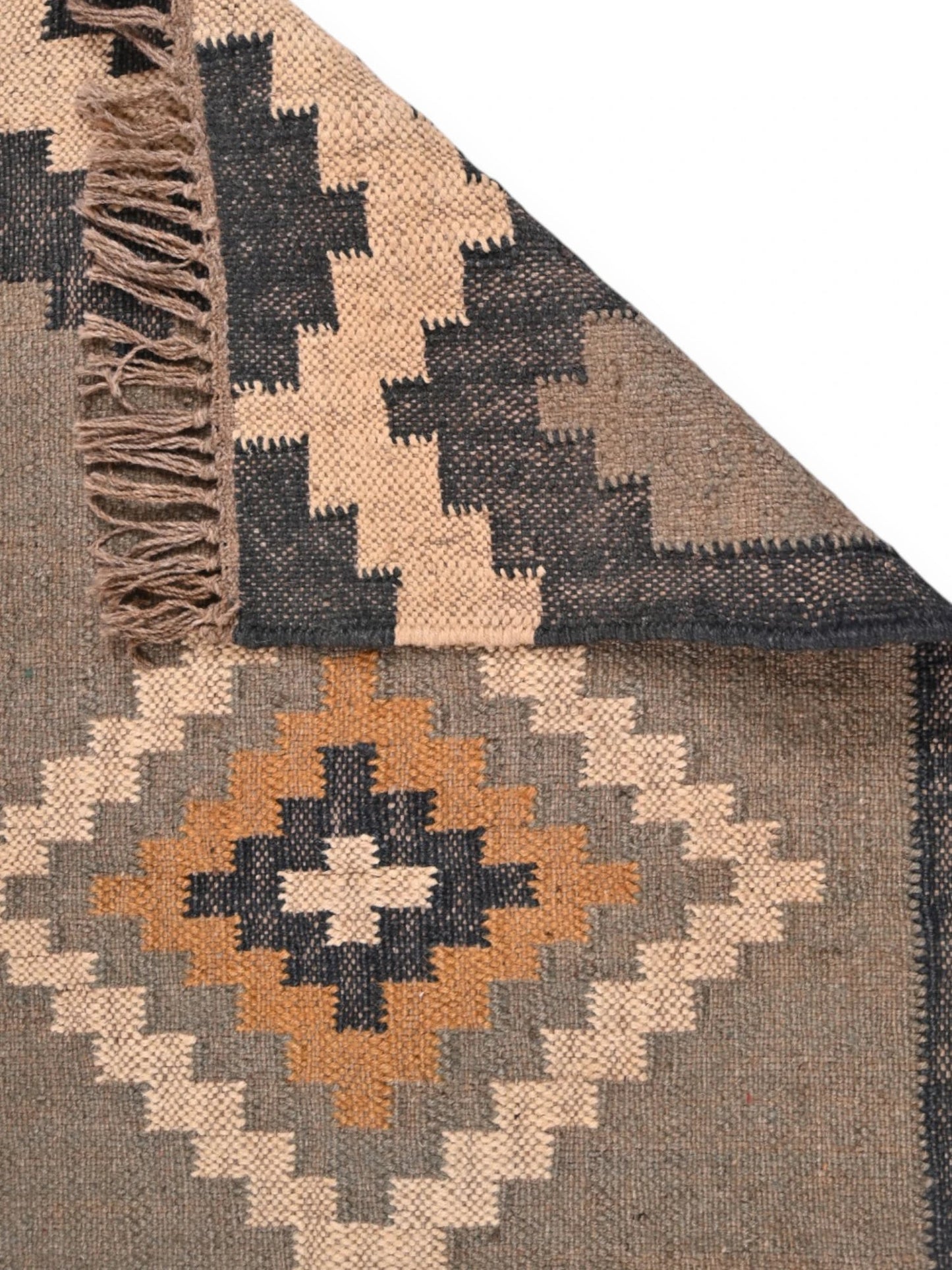 Detalle de alfombra kilim pasillo 60x90 negro crema marrón
 hecha a mano en fibras naturales