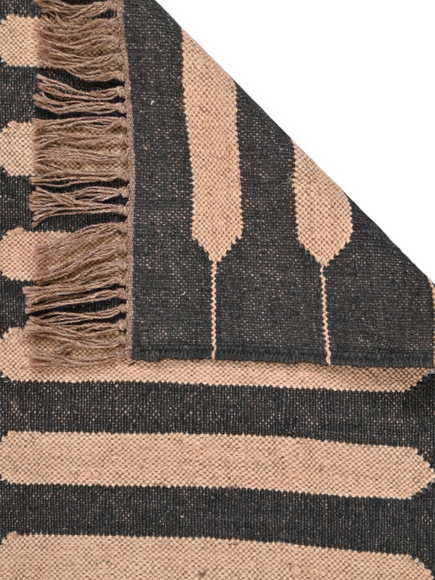 Detalle de alfombras kililm pasillo 60x90  beige negro necha a mano en fibras naturales