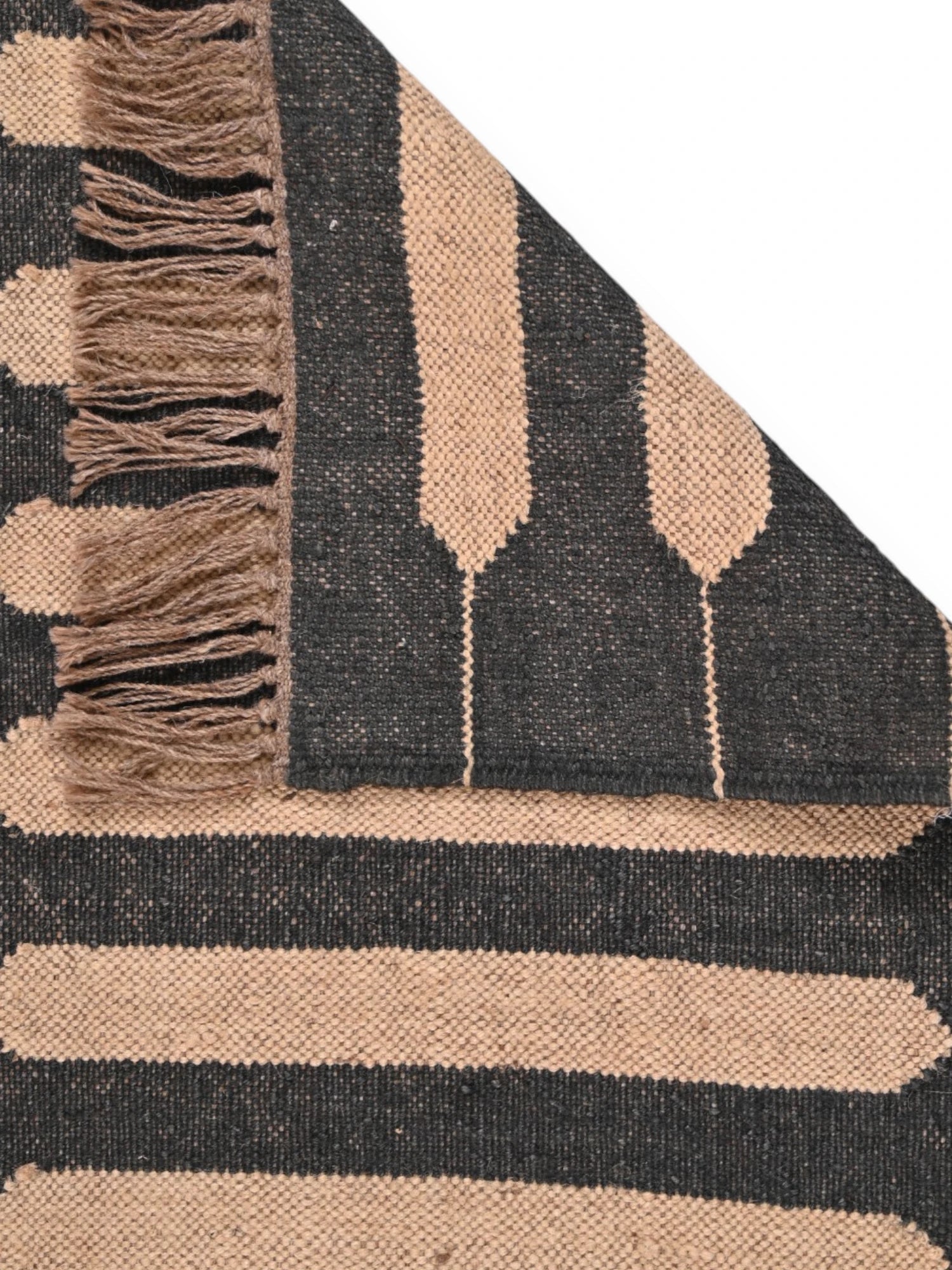 Detalle de alfombras kililm pasillo 60x90  beige negro necha a mano en fibras naturales