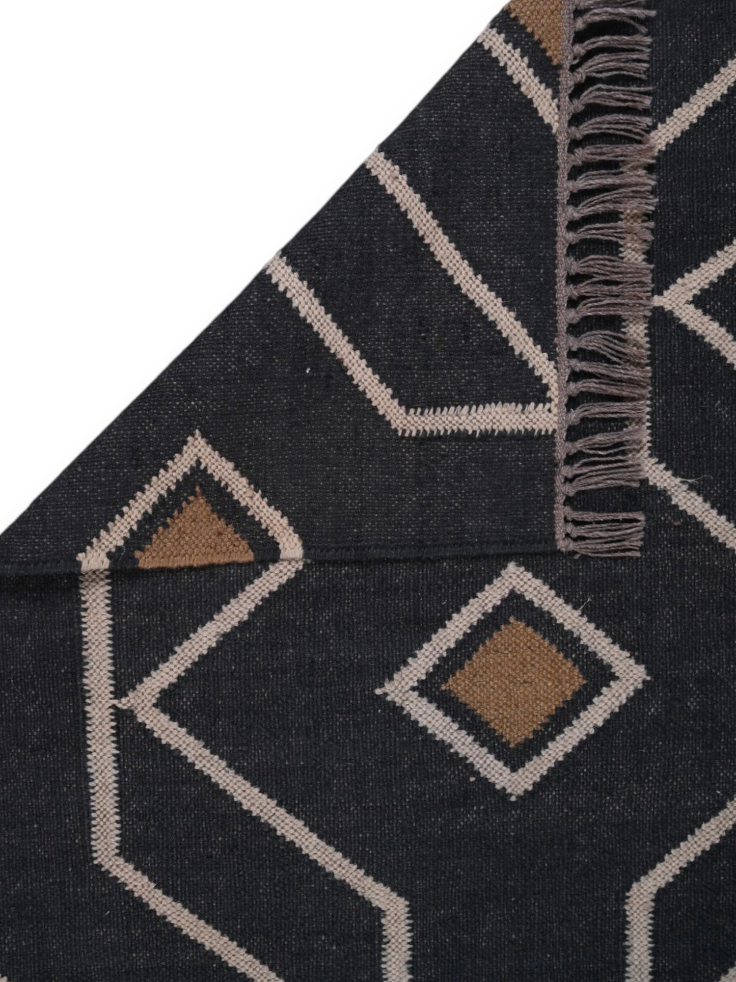 Detalle de alfombra kilim pasillo 75x180 negro hecha a mano en fibras naturales