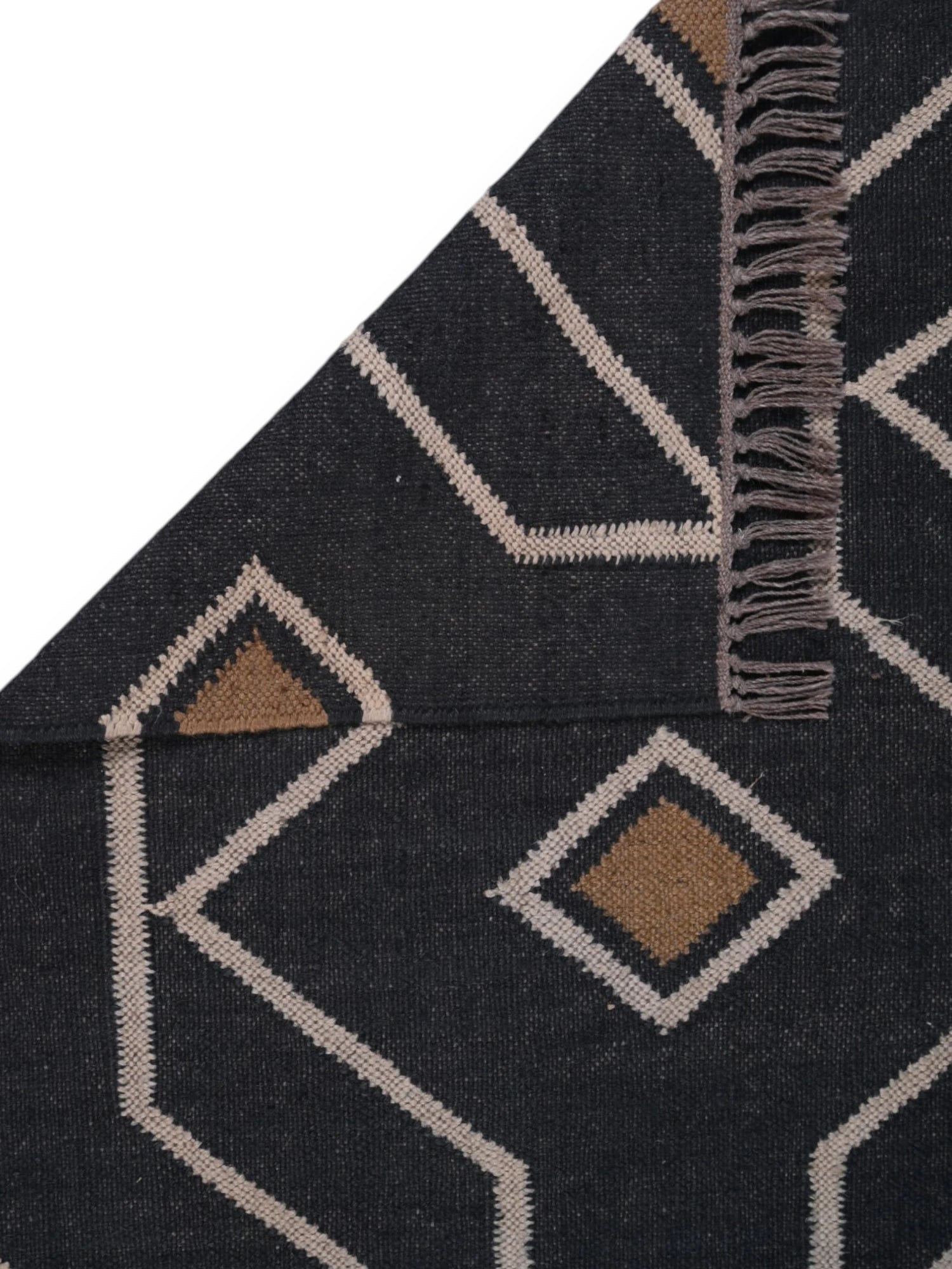 Detalle de alfombra kilim pasillo 75x180 negro hecha a mano en fibras naturales