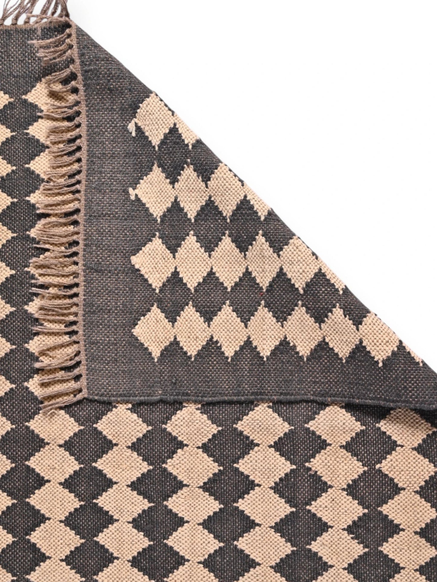 Detalle de alfombras kililm pasillo 75x240 negro beige necha a mano en fibras naturales