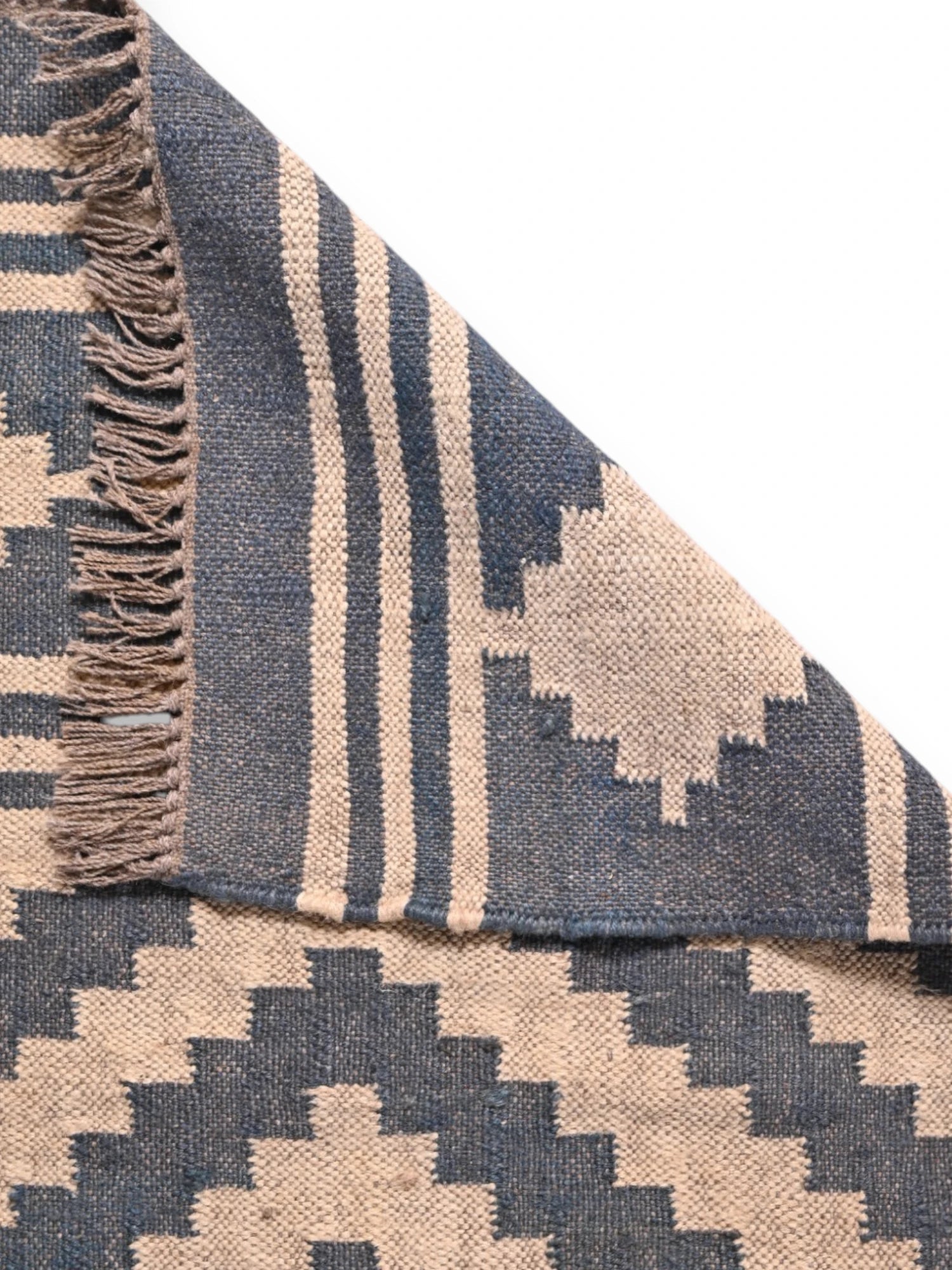 Detalle de alfombras kililm pasillo 75x240 negro beige necha a mano en fibras naturales