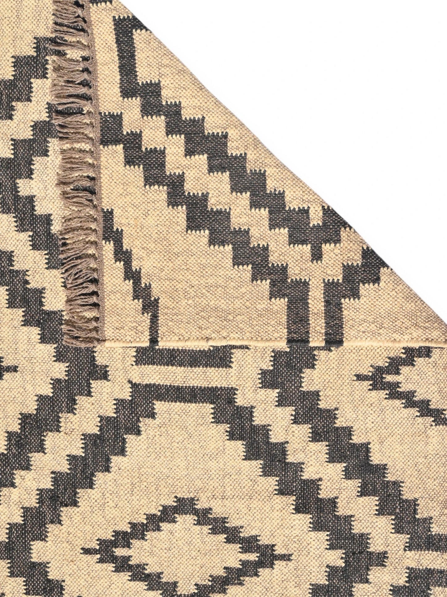 Detalle de alfombras kililm pasillo 75x280 creme negro  necha a mano en fibras naturales