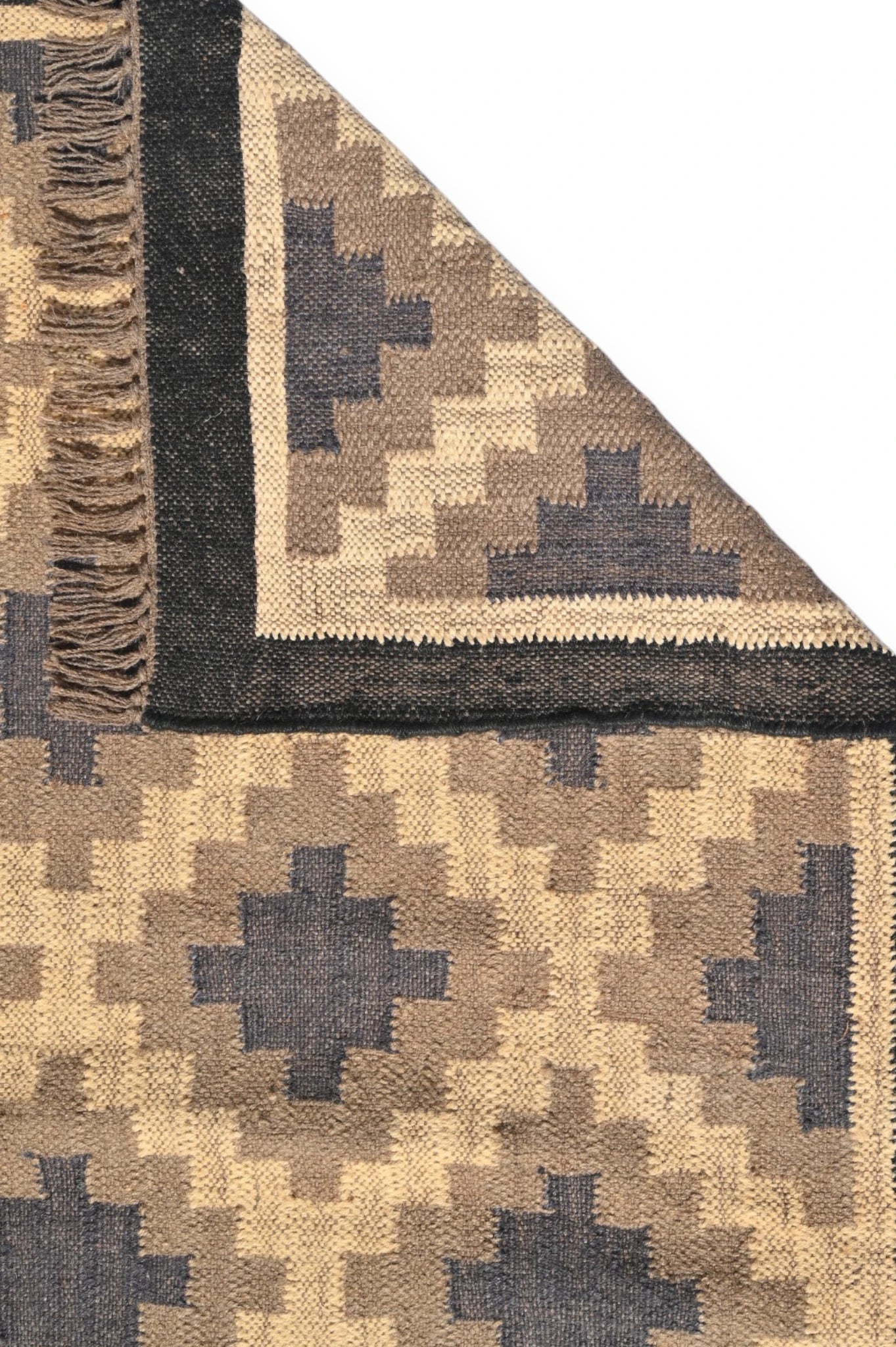Detalle de alfombras kililm pasillo 75x300  marrón necha a mano en fibras naturales