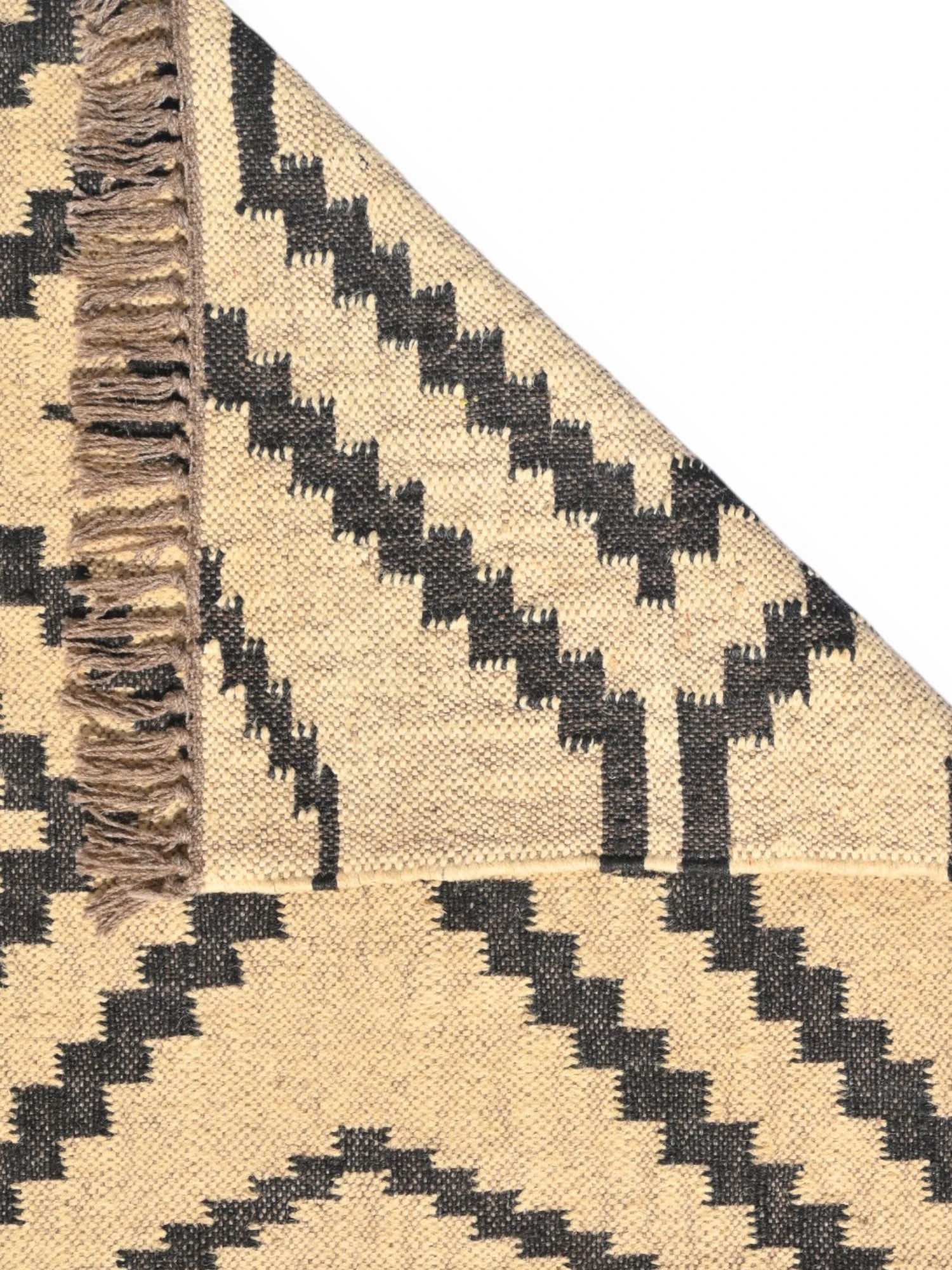 Detalle de alfombras kililm pasillo 75x300  crema negro necha a mano en fibras naturales