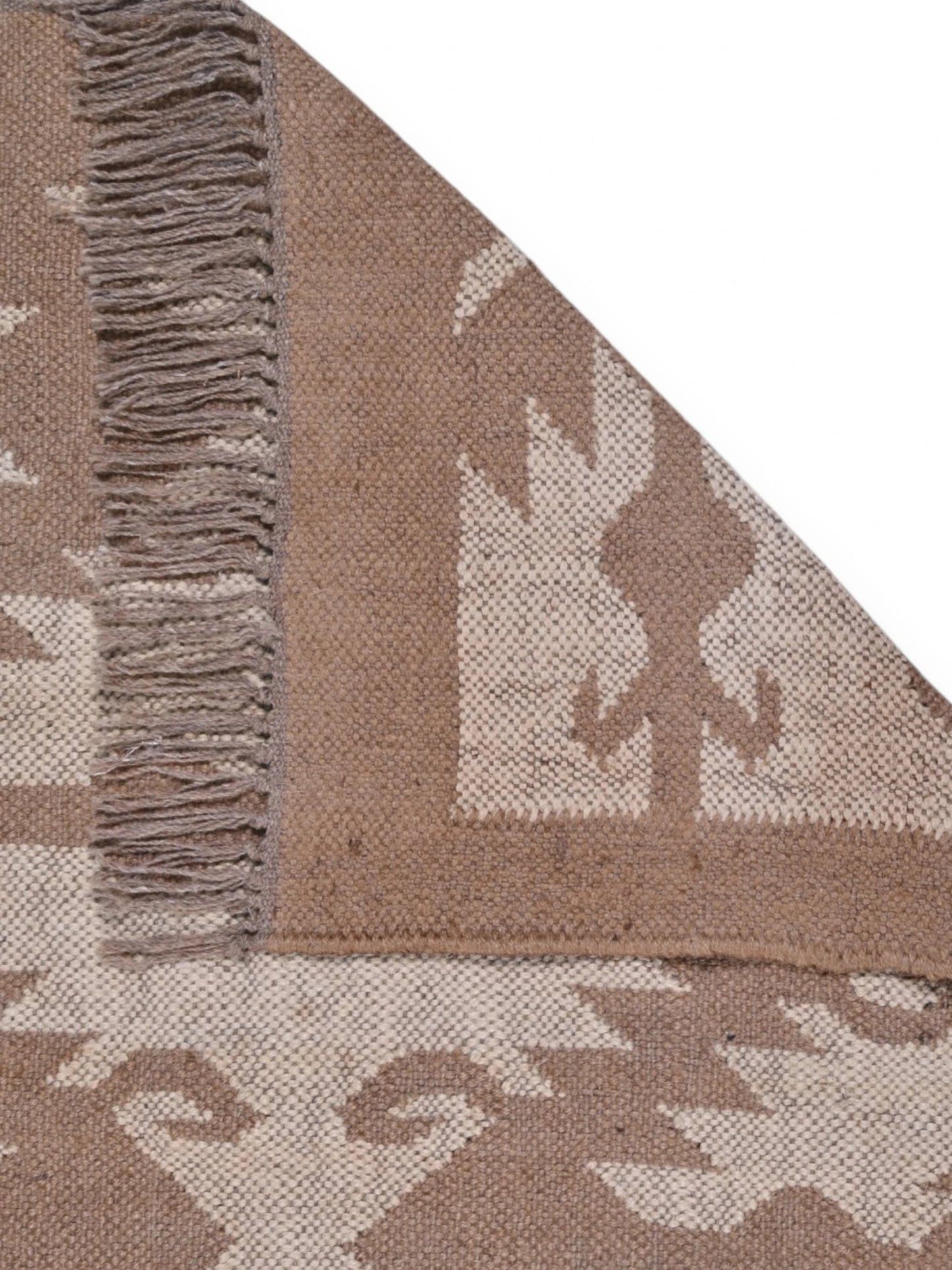 Detalle de alfombra kilim pasillo 75x300 marrón hecha a mano en fibras naturales