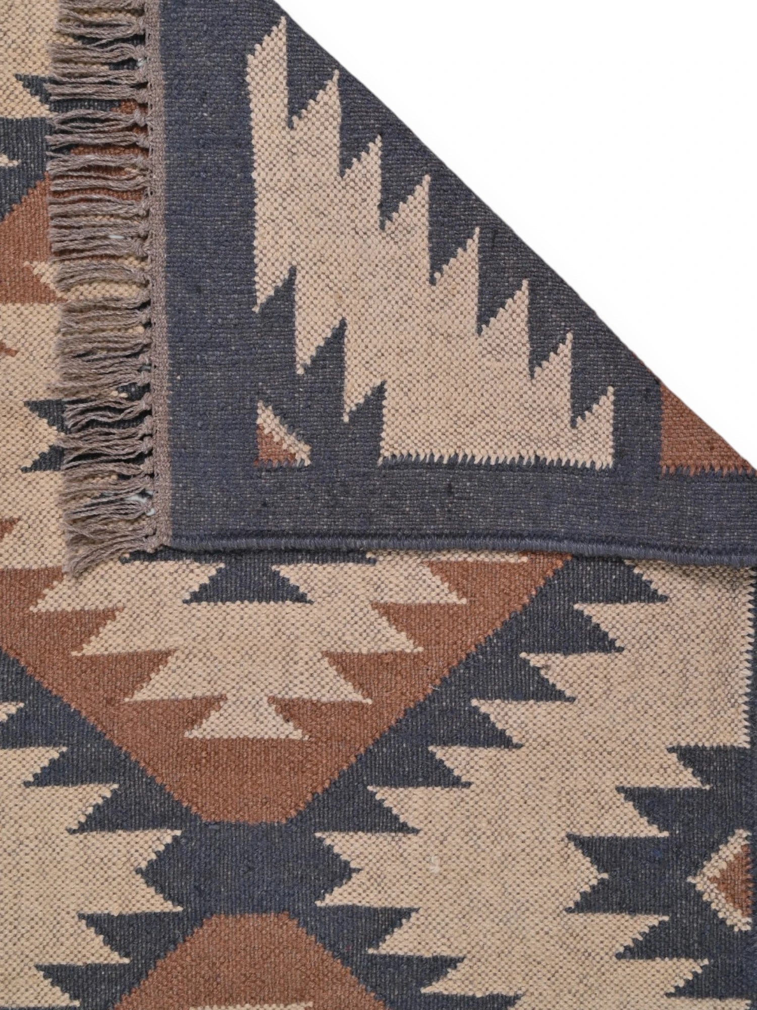 Detalle de alfombra kilim pasillo 75x300 multicolor hecha a mano en fibras naturales