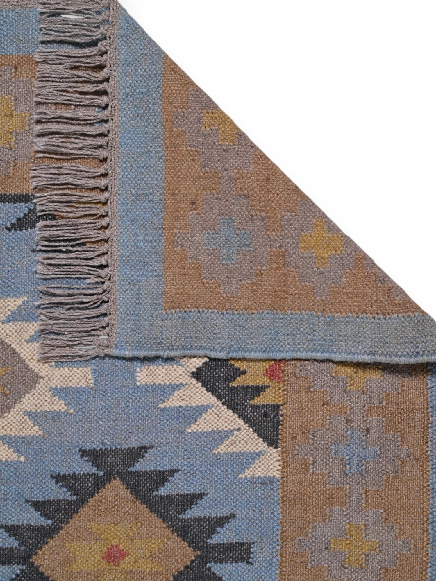 Detalle de alfombra kilim pasillo 75x 360 multicolor hecha a mano en fibras naturales