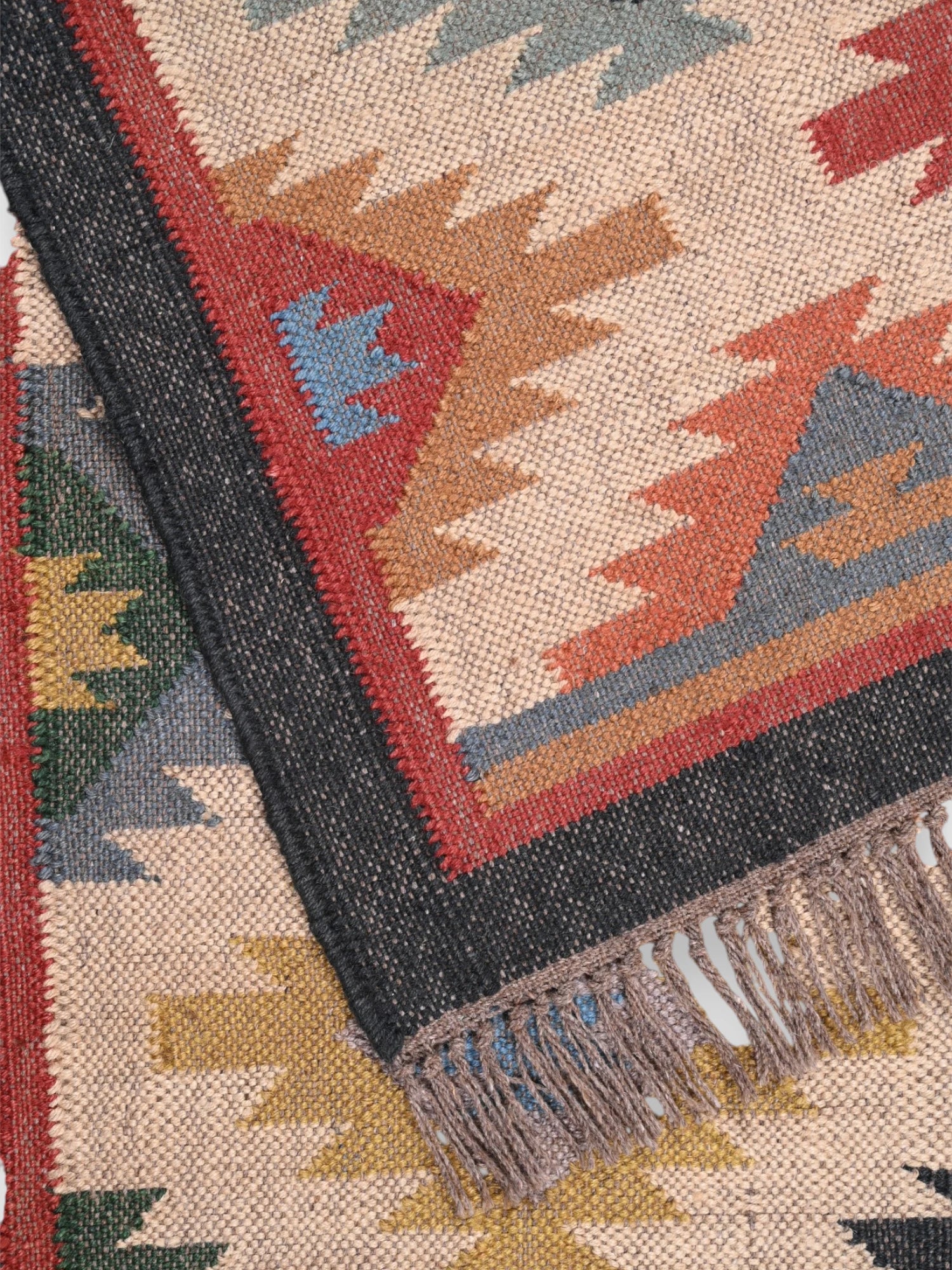 Detalle de alfombra kilim pasillo 90x150 multicolor hecha a mano en fibras naturales