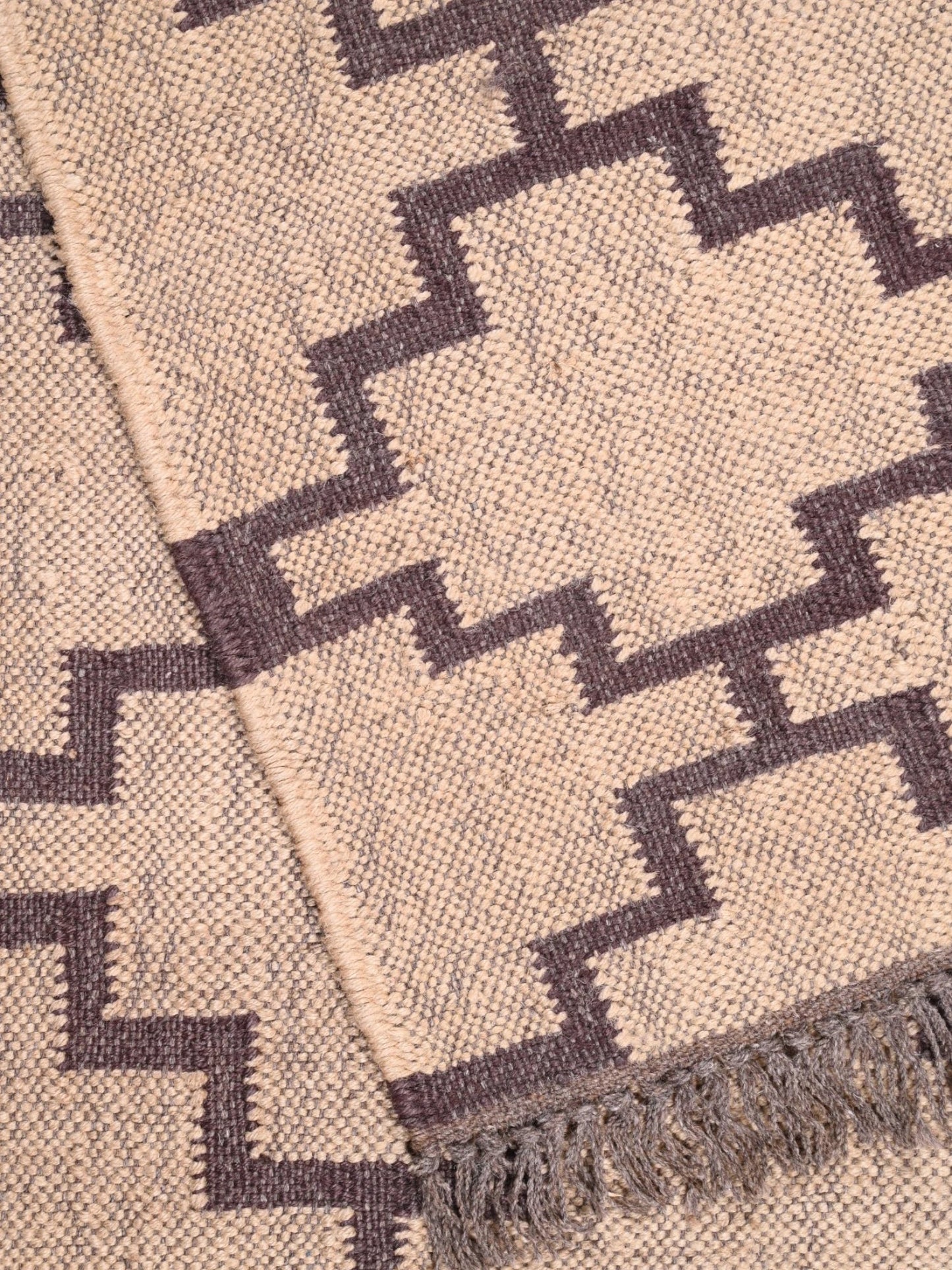 Detalle de alfombra kilim pasillo 90x150 marrón hecha a mano en fibras naturales