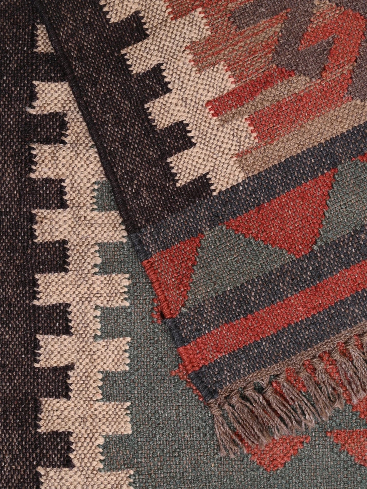 Detalle de alfombra kilim pasillo 90x150 multicolor hecha a mano en fibras naturales
