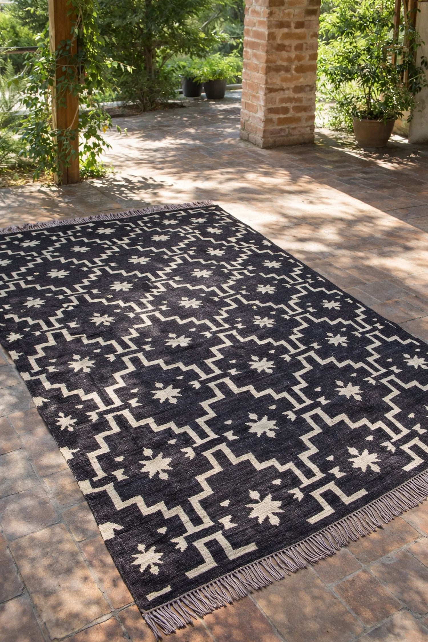 alfombra kilim secando a la sombra